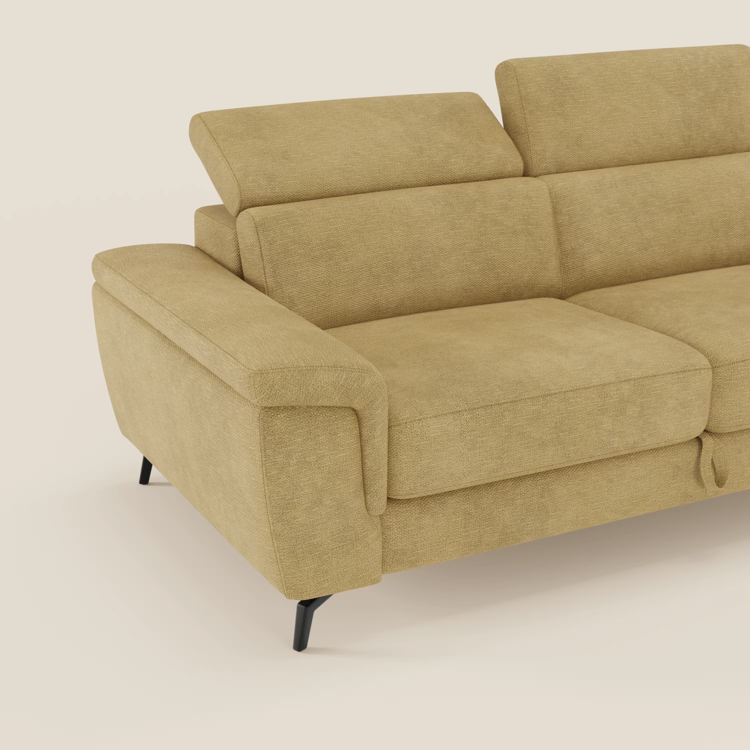 L'Estro Divano 3 posti con pouf estraibile di Divani.Store, con poggiatesta reclinabili, è realizzato in tessuto impermeabile T14 giallo per comfort e stile duraturi.