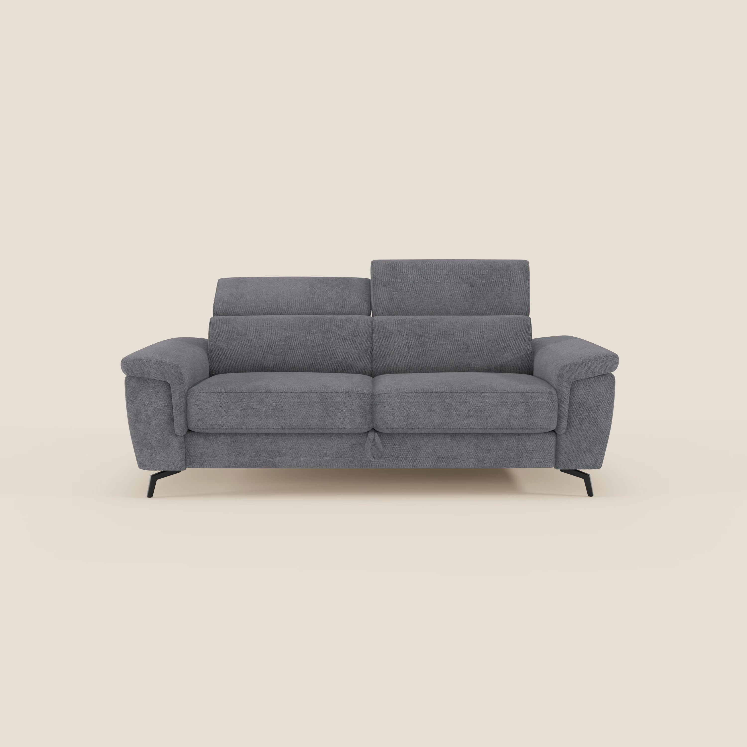 L'Estro Divano 3 posti con pouf estraibile di Divani.Store, in impermeabile T14 grigio, presenta poggiatesta reclinabili, ampi braccioli e gambe nere inclinate su uno sfondo beige chiaro. Design minimalista con linee pulite e imbottitura morbida.