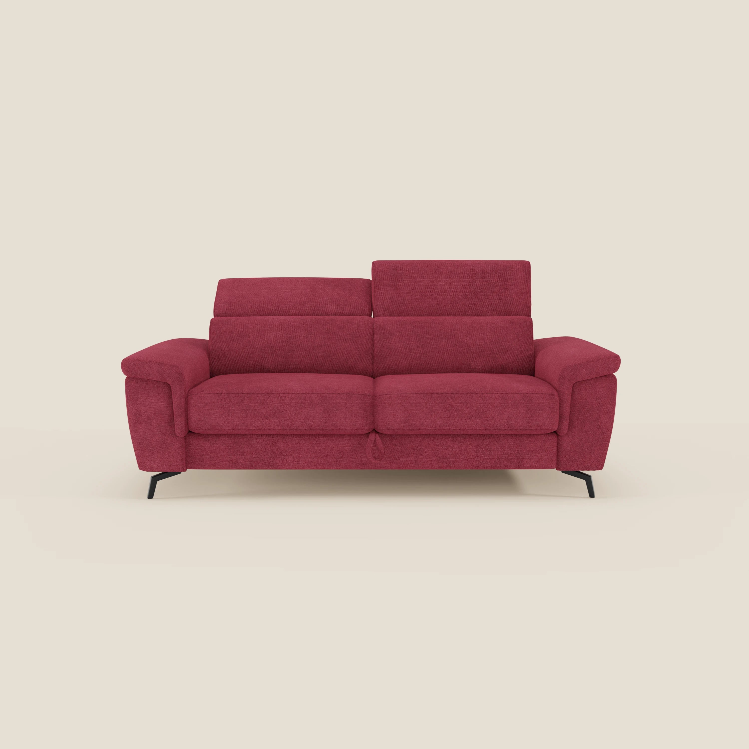 Il divano a 3 posti Estro di Divani.Store è dotato di pouf estraibile, poggiatesta regolabili e tessuto rosso T14 resistente all'acqua. Il suo design minimalista comprende ampi braccioli e sottili gambe in metallo nero, perfette su uno sfondo beige chiaro.