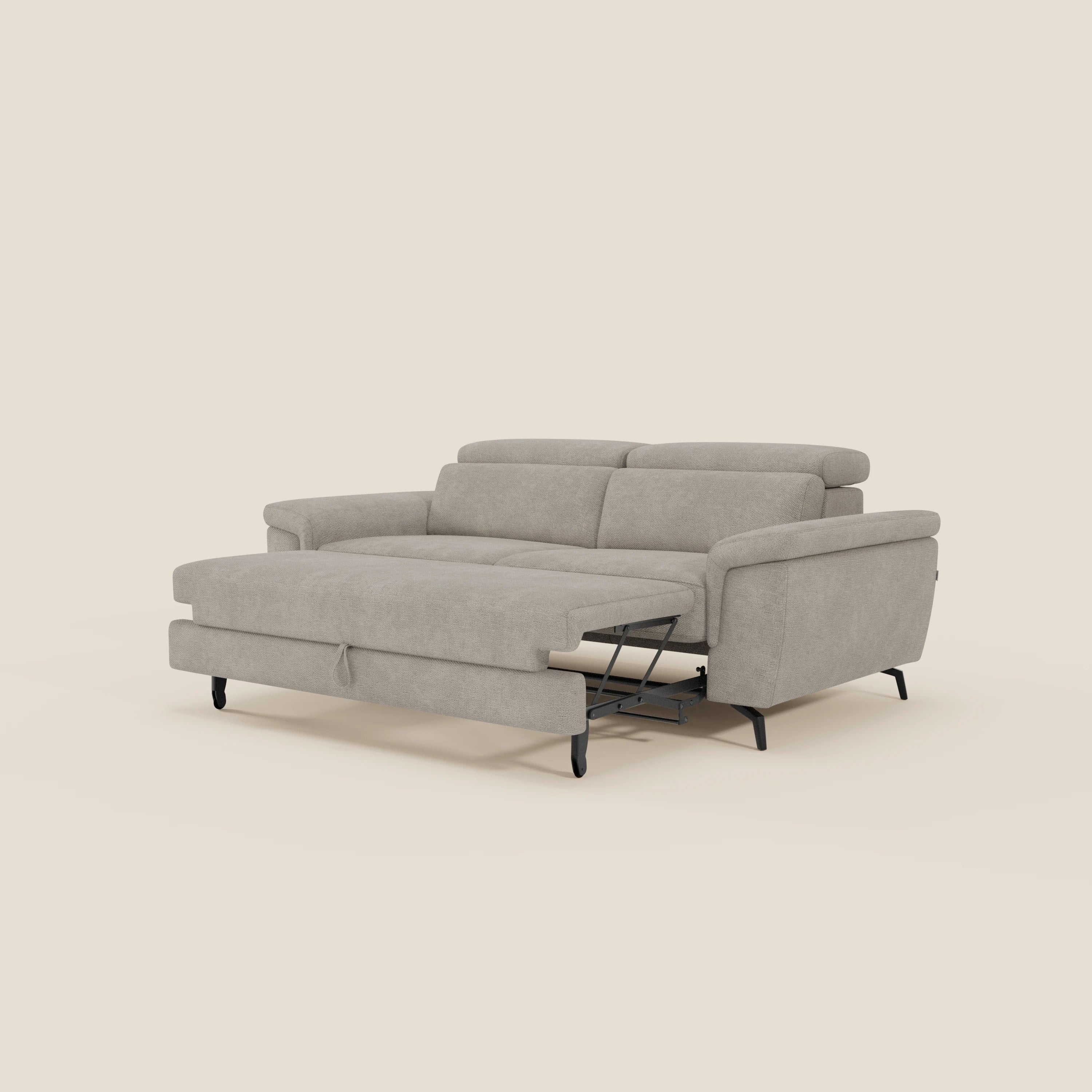 L'Estro Divano 3 posti con pouf estraibile di Divani.Store, in tessuto impermeabile T14 tortora, presenta poggiatesta reclinabili e ampi braccioli; poggiapiedi esteso e gambe in metallo nero su sfondo beige chiaro.