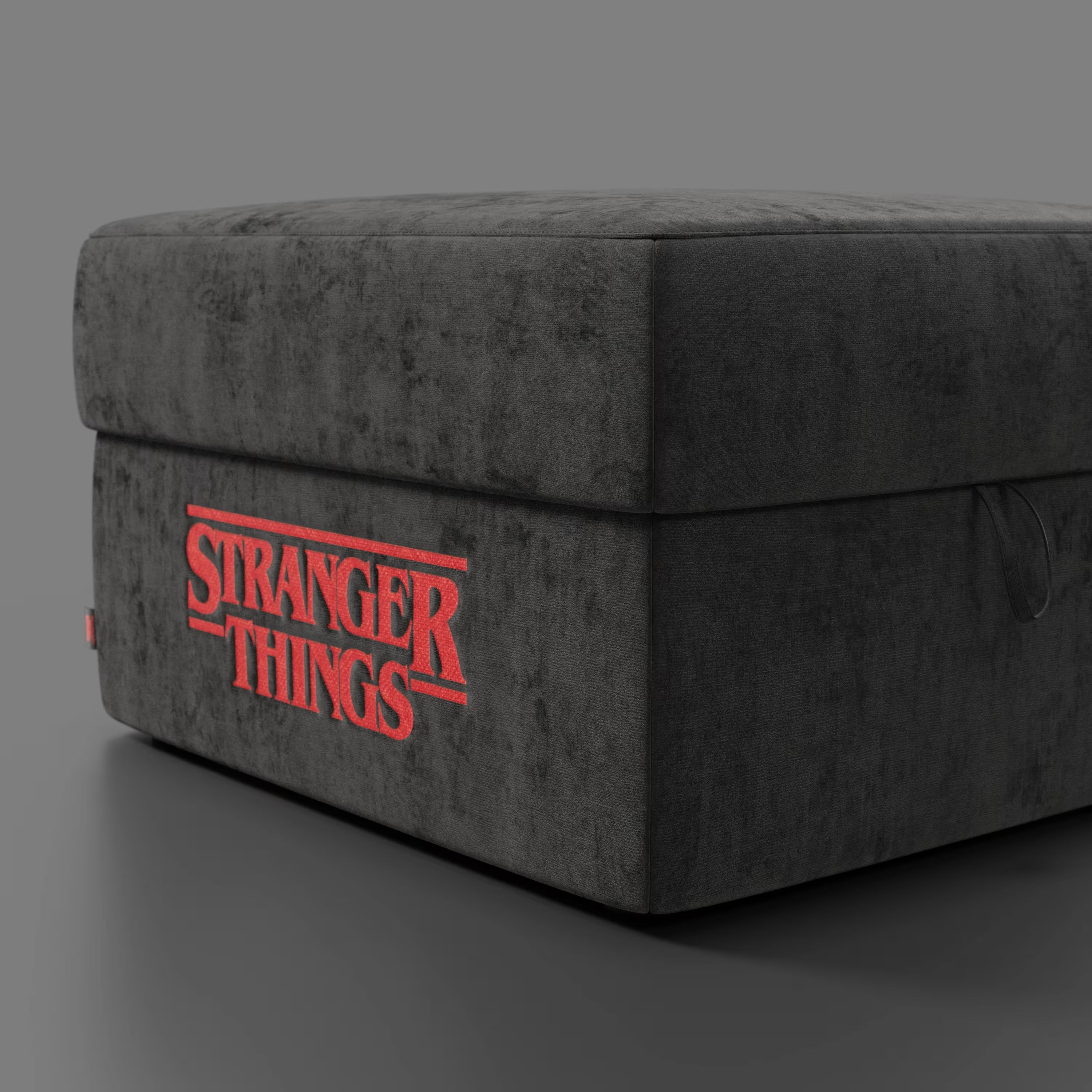 Il pouf Sun Contenitore Stranger Things Edition di Divani.Store è un pouf in velluto antracite di 60x80 cm caratterizzato dall'audace logo rosso della serie, dalla silhouette moderna e squadrata e dal tessuto facile da pulire, un design esclusivo di Netflix.