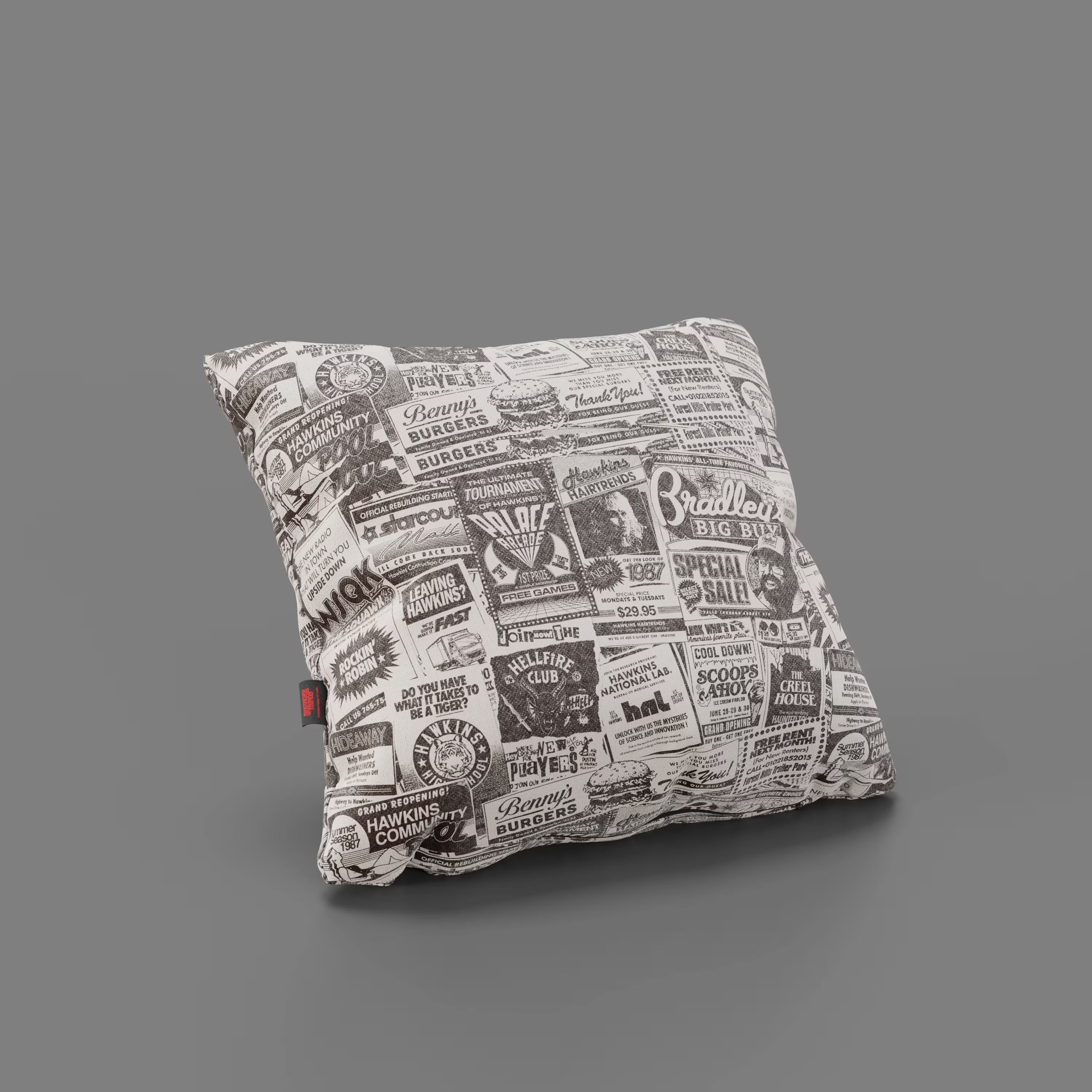 Il Cuscino Hawkins Post Stranger Things - Limited Edition 45x45 cm di Divani.Store è un cuscino quadrato con rivestimento bianco e stampa di un giornale vintage in bianco e nero, con annunci e articoli e una piccola etichetta con marchio.