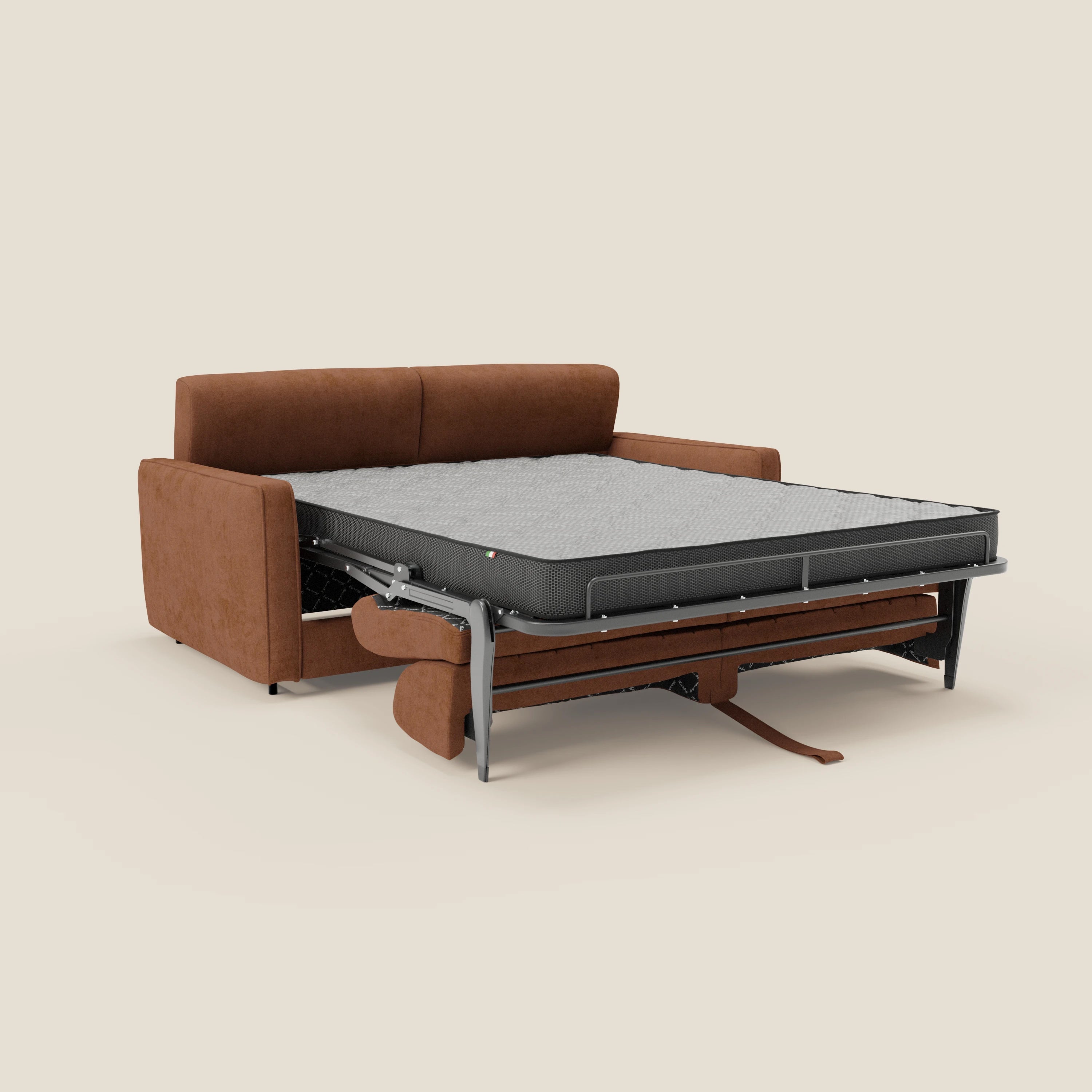 Il Nivon Divano letto moderno di Divani.Store in arancione bruciato è caratterizzato da una struttura estraibile in metallo, materasso alto 16 cm, poggiatesta regolabile, braccioli quadrati e schienale basso imbottito in tessuto impermeabile T25 su sfondo chiaro.