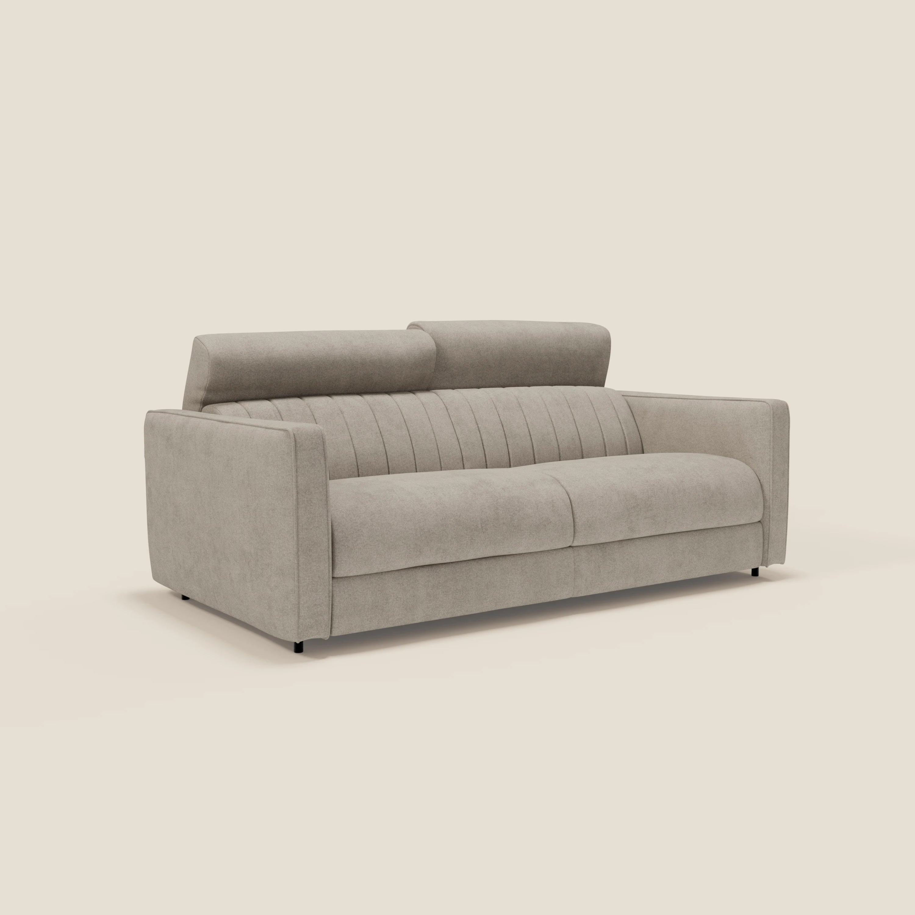 Il divano letto moderno Nivon di Divani.Store in tessuto impermeabile beige T25 è caratterizzato da braccioli dritti, schienale alto e diviso con poggiatesta regolabile, materasso H16 cm e cuscini con cuciture verticali, che uniscono design moderno e comfort su uno sfondo bianco sporco.