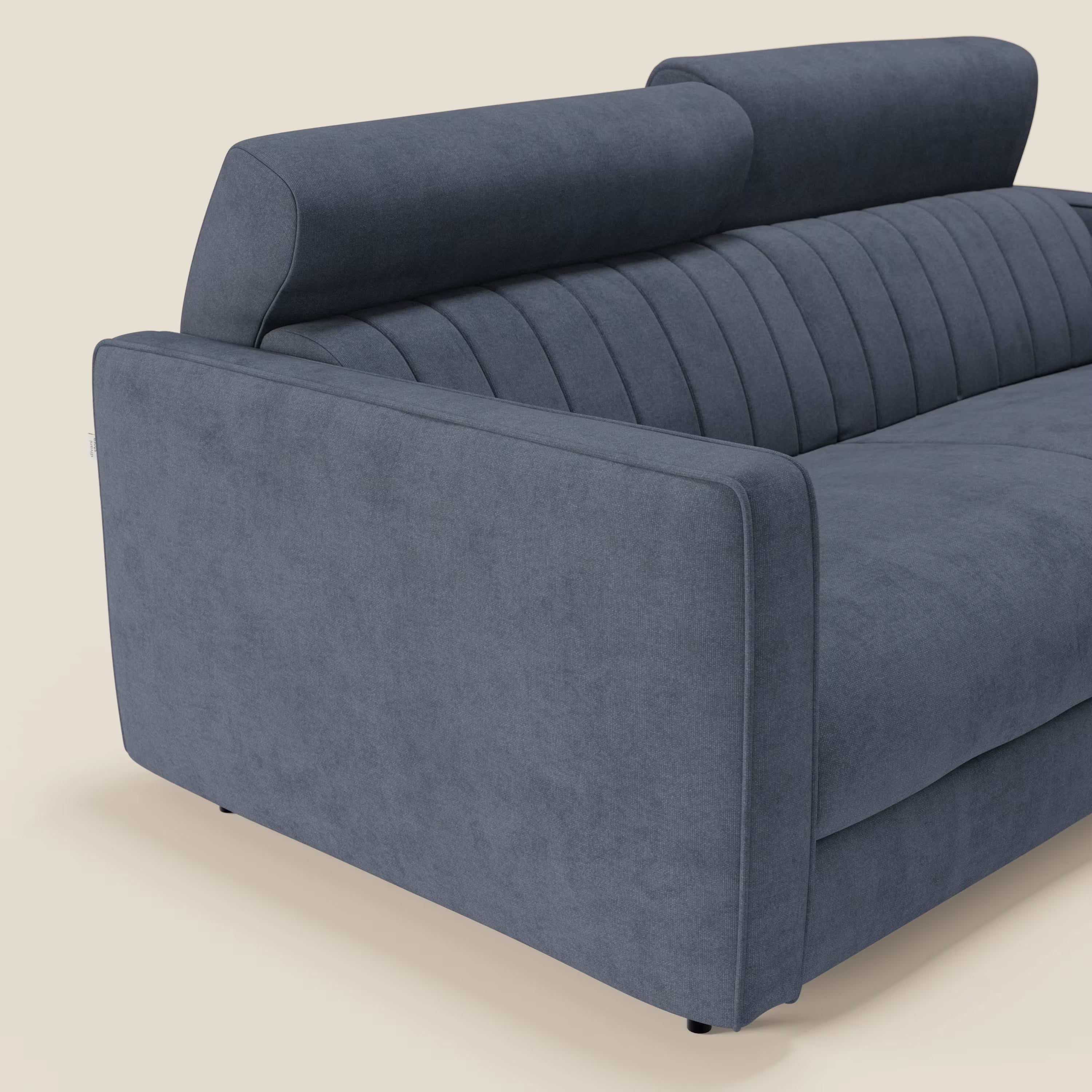 Vista laterale ravvicinata di Nivon Divano letto moderno di Divani.Store in tessuto blu denim T25, caratterizzato da un poggiatesta alto e arrotondato, cuciture verticali, cuscini morbidi e gambe discrete, il tutto su uno sfondo neutro.