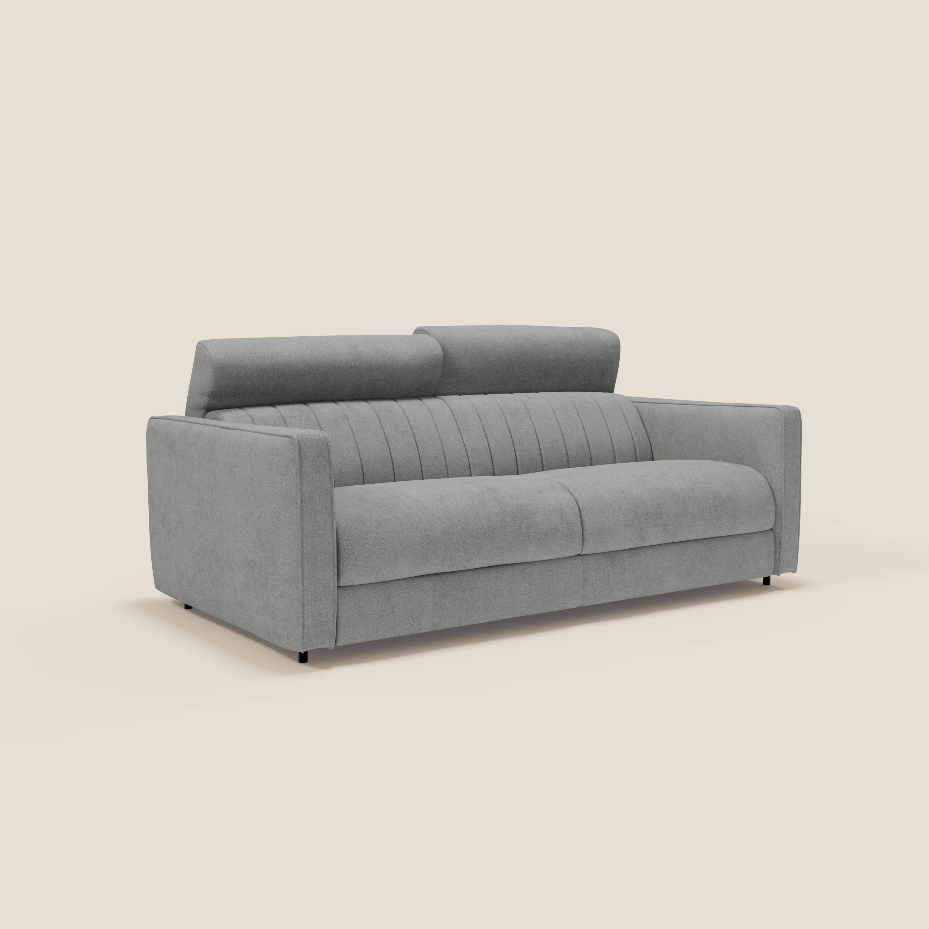 Il divano letto moderno Nivon di Divani.Store è caratterizzato da tessuto impermeabile T25 grigio chiaro, materasso H16 cm, ampi braccioli, schienale alto con inserti orizzontali e gambe compatte di colore nero, su uno sfondo semplice bianco sporco.