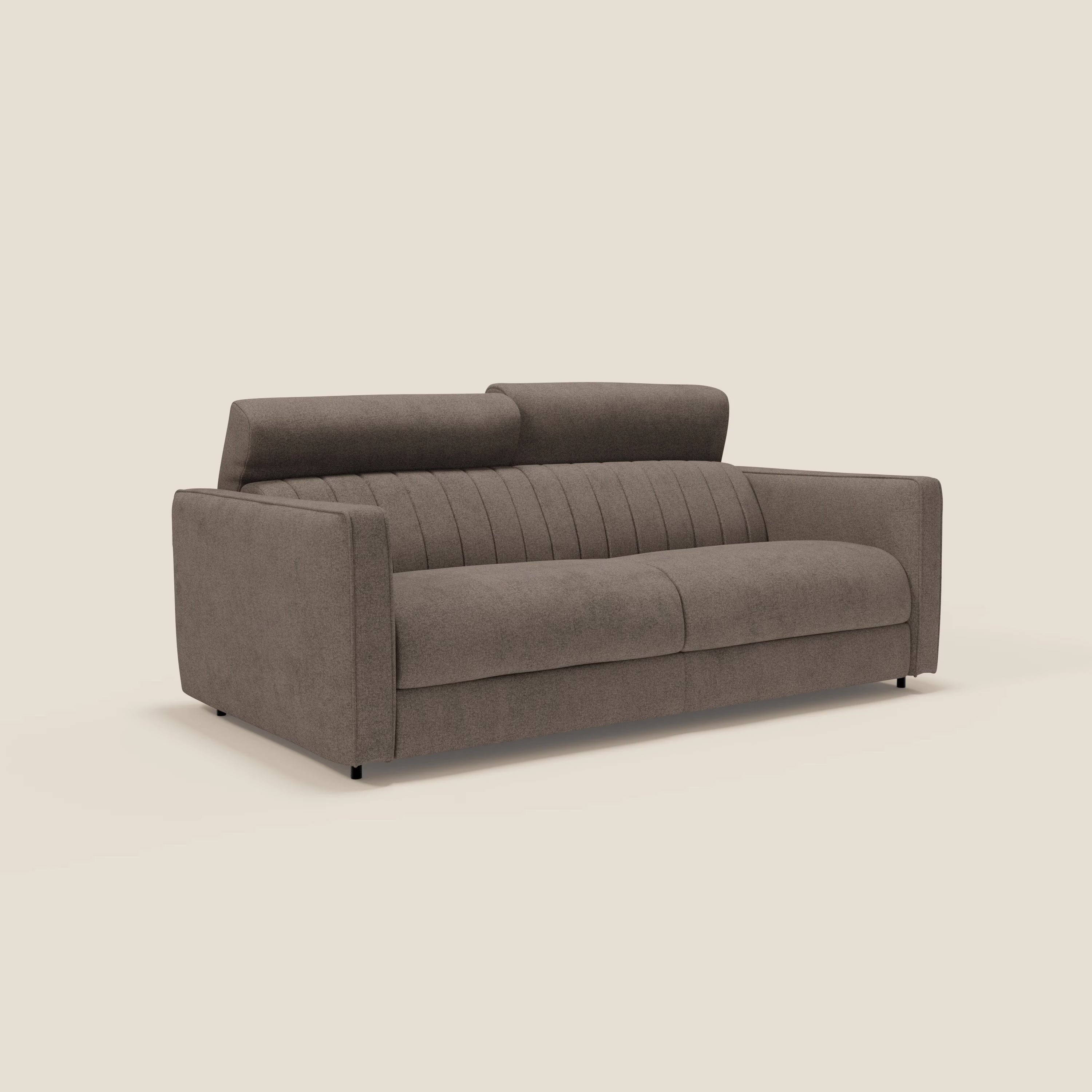 Il divano letto moderno Nivon di Divani.Store in tessuto impermeabile T25 marrone è caratterizzato da ampi braccioli, due cuscini di seduta, cuciture verticali sullo schienale e poggiatesta a segmenti rialzati su uno sfondo chiaro.