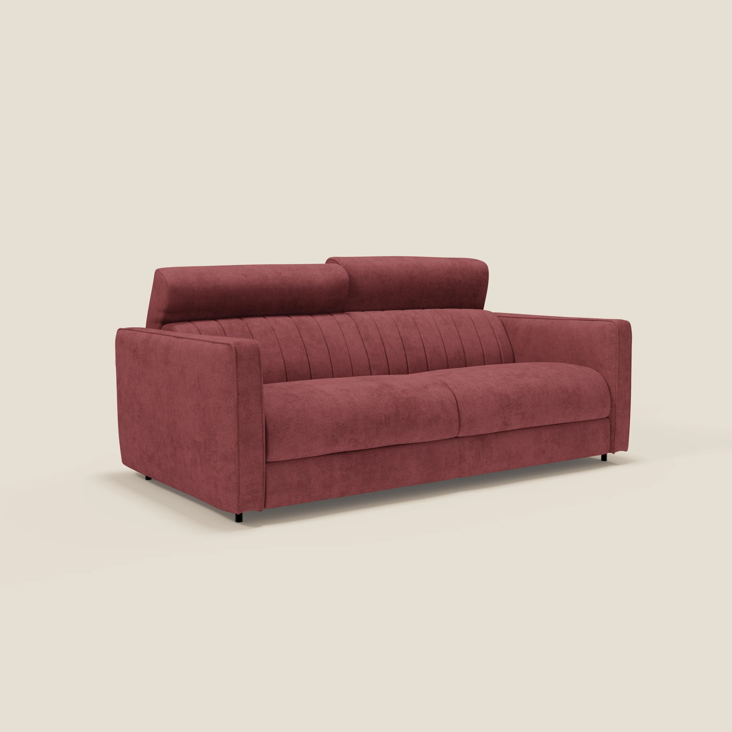 Il Nivon Divano letto moderno di Divani.Store è caratterizzato da tessuto impermeabile T25 rosso, cuciture verticali, ampi braccioli, poggiatesta regolabile sul lato sinistro, gambe corte nere e materasso da 16 cm, il tutto su sfondo crema.