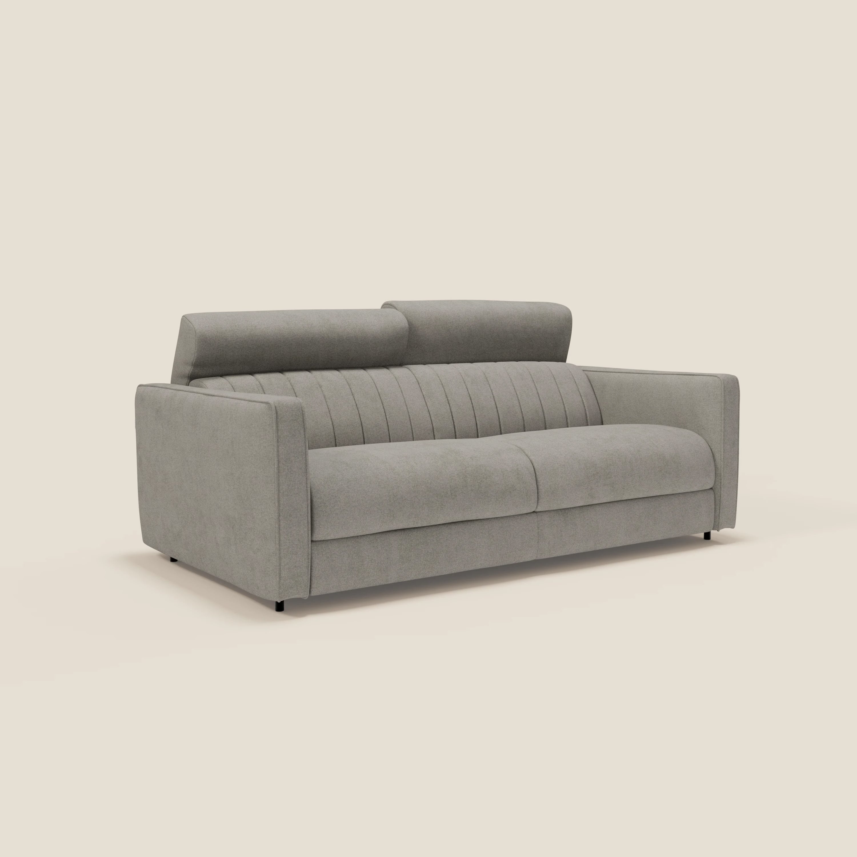 Il divano letto moderno Nivon di Divani.Store è caratterizzato da ampi braccioli, due cuscini di seduta, schienale con cuciture verticali e due poggiatesta regolabili. In tessuto tortora impermeabile T25, le gambe corte e scure ne evidenziano l'inconfondibile design italiano.