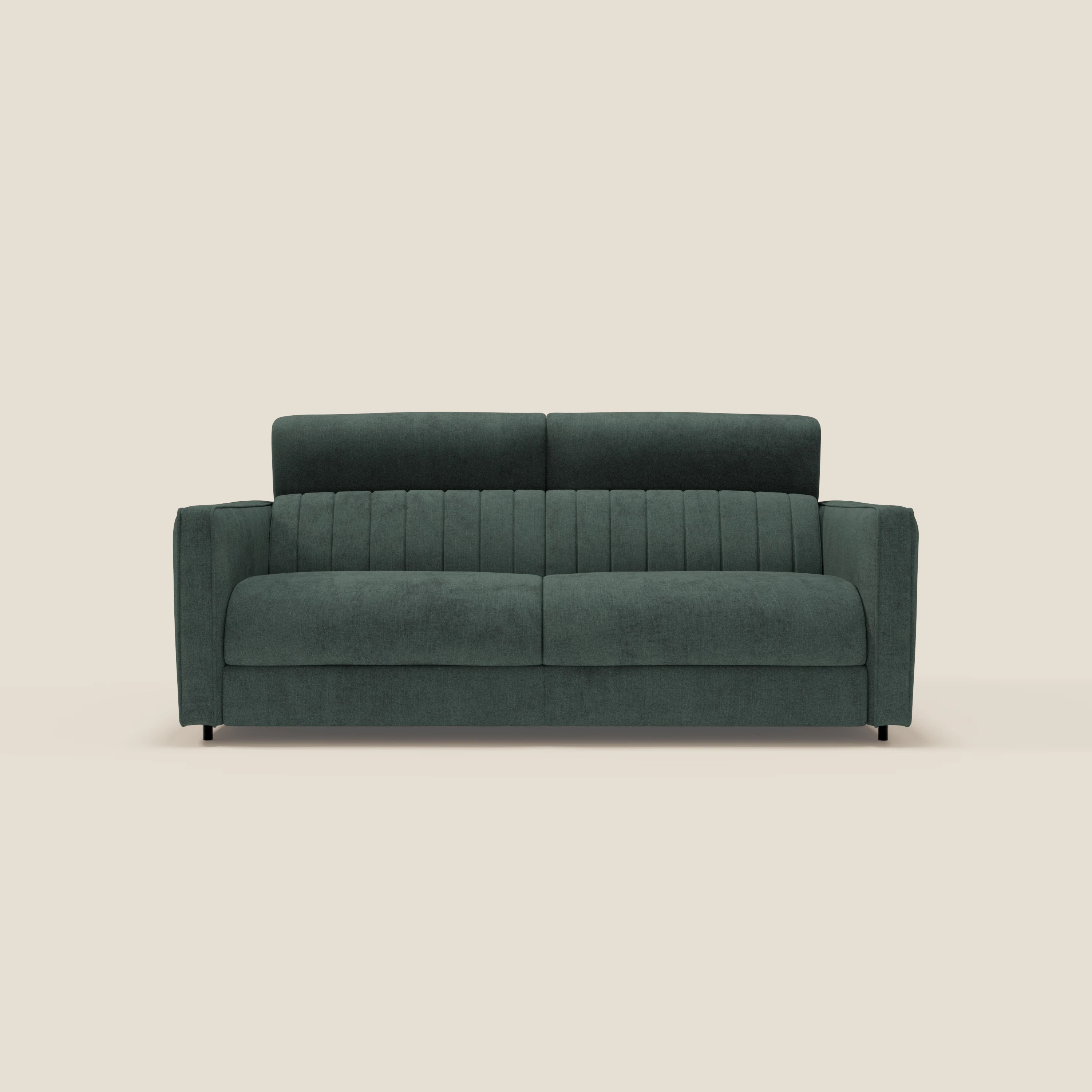 Il Nivon Divano letto moderno di Divani.Store in tessuto verde impermeabile T25 è caratterizzato da linee pulite, cuciture verticali, ampi braccioli e gambe corte nere, che combinano comfort ed eleganza su uno sfondo bianco sporco.