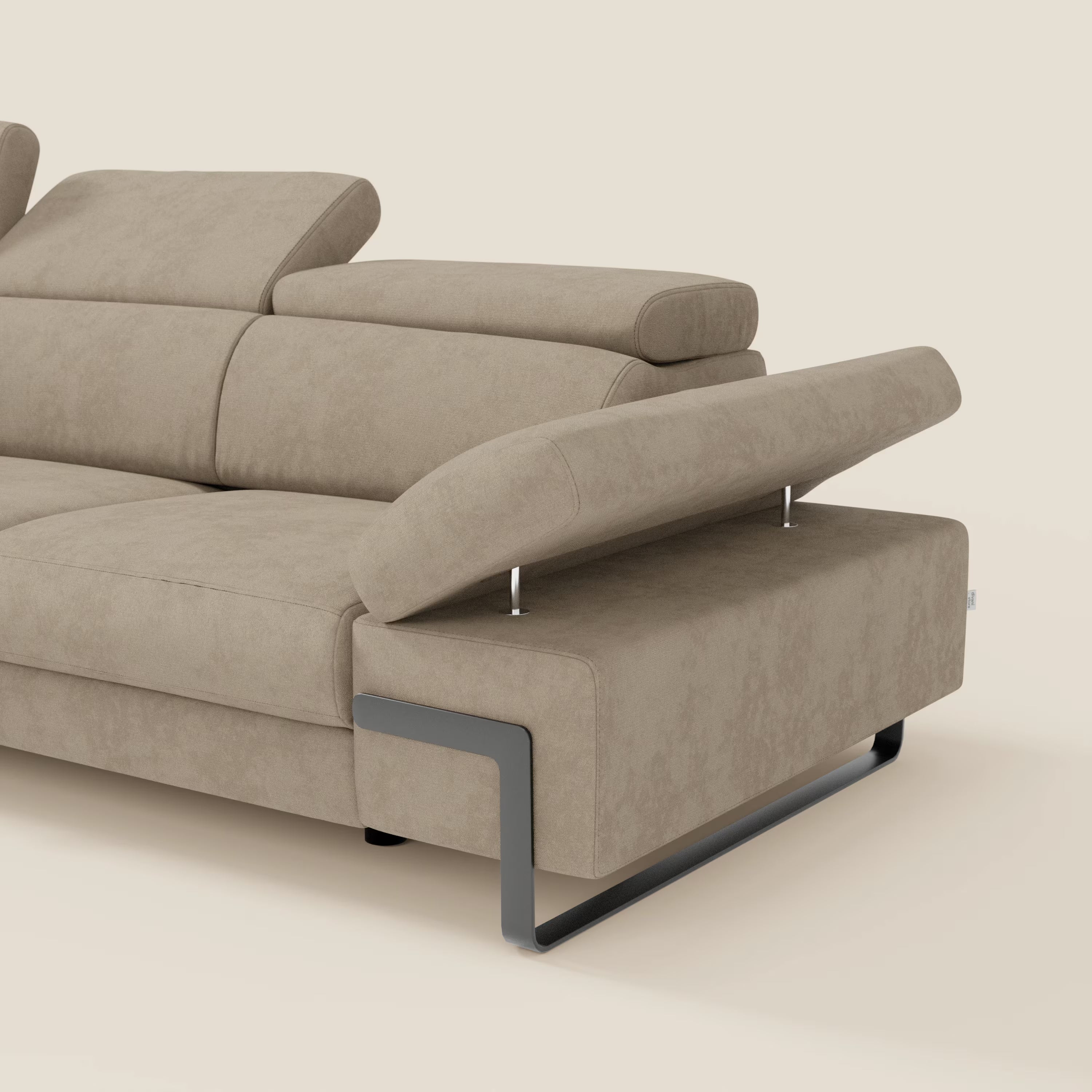 Il divano angolare estraibile Zayana di Divani.Store nel colore beige T02 è caratterizzato da braccioli e poggiatesta regolabili, tessuto impermeabile ed eleganti gambe in metallo nero. Un bracciolo è angolato per mostrare le barre di sostegno in metallo su uno sfondo chiaro.