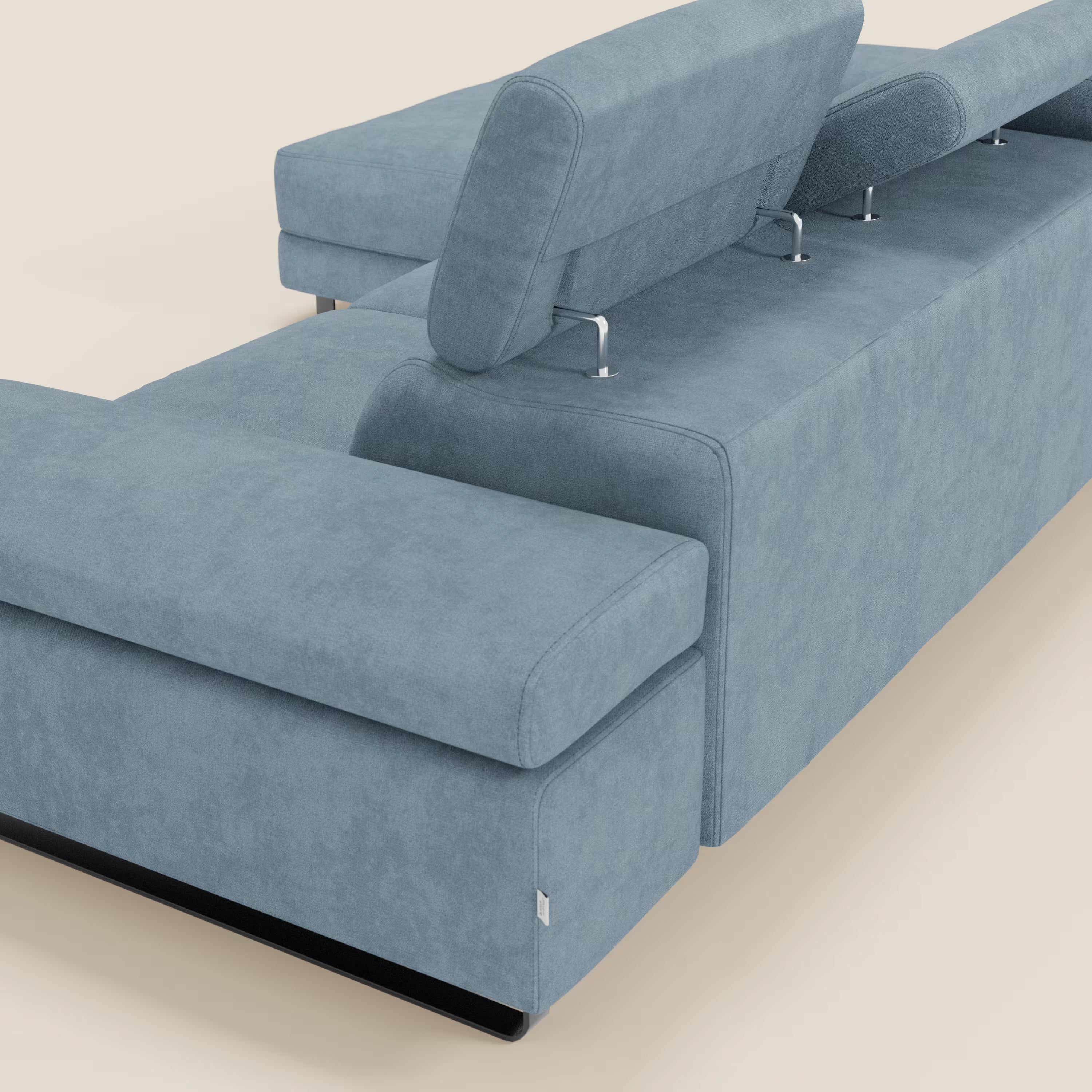 Il divano angolare estraibile Zayana di Divani.Store si presenta con braccioli ampi e piatti e poggiatesta regolabili su supporti cromati, tutti in tessuto idrorepellente T02 carta da zucchero.