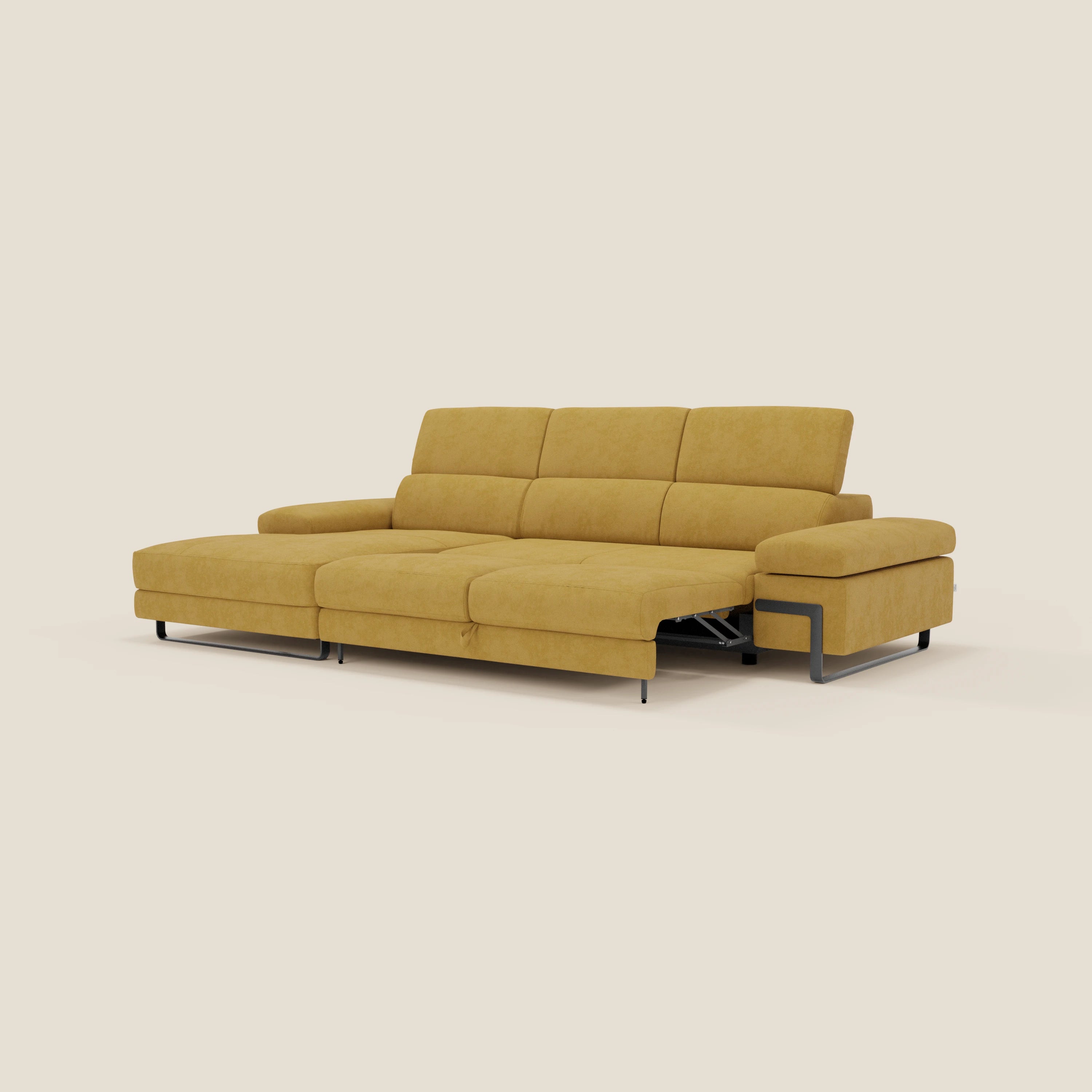 Il divano angolare estraibile Zayana di Divani.Store è caratterizzato da braccioli e poggiatesta reclinabili in tessuto impermeabile T02 giallo, presentati su un semplice sfondo beige che ne evidenzia il design elegante e contemporaneo.