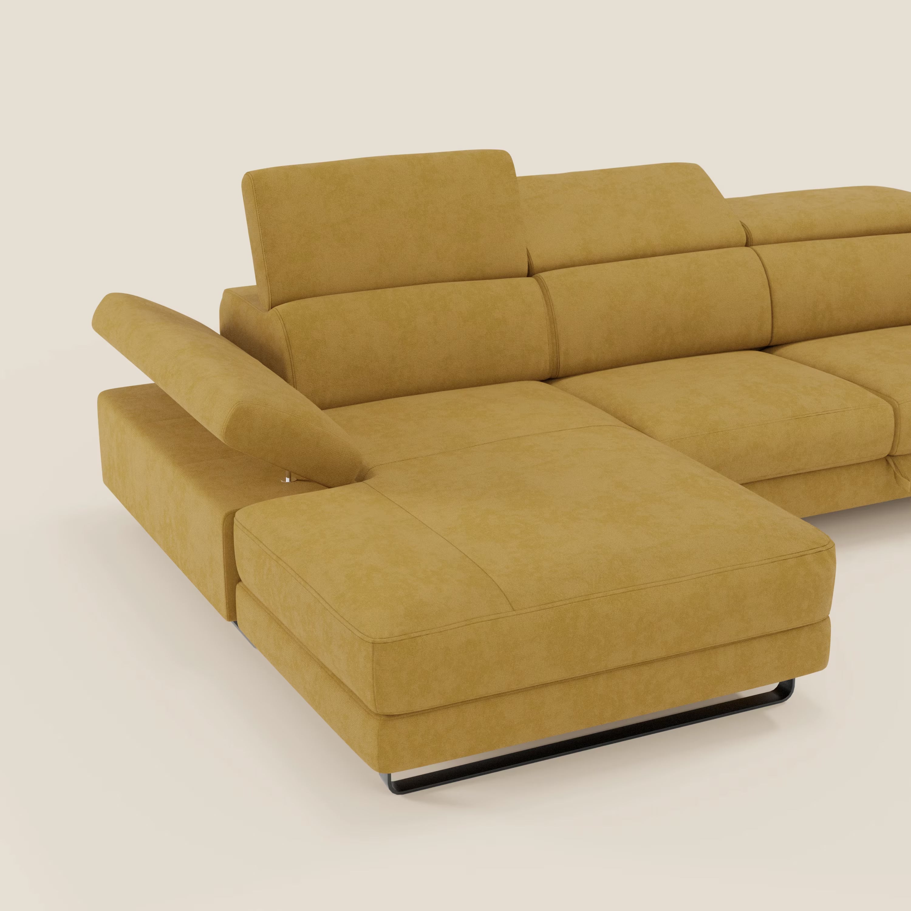 Il divano angolare estraibile Zayana di Divani.Store in tessuto impermeabile giallo senape T02 ha sedute ampie, braccioli e poggiatesta regolabili, rivestimento liscio con cuciture minime e gambe basse in metallo nero su sfondo bianco sporco.