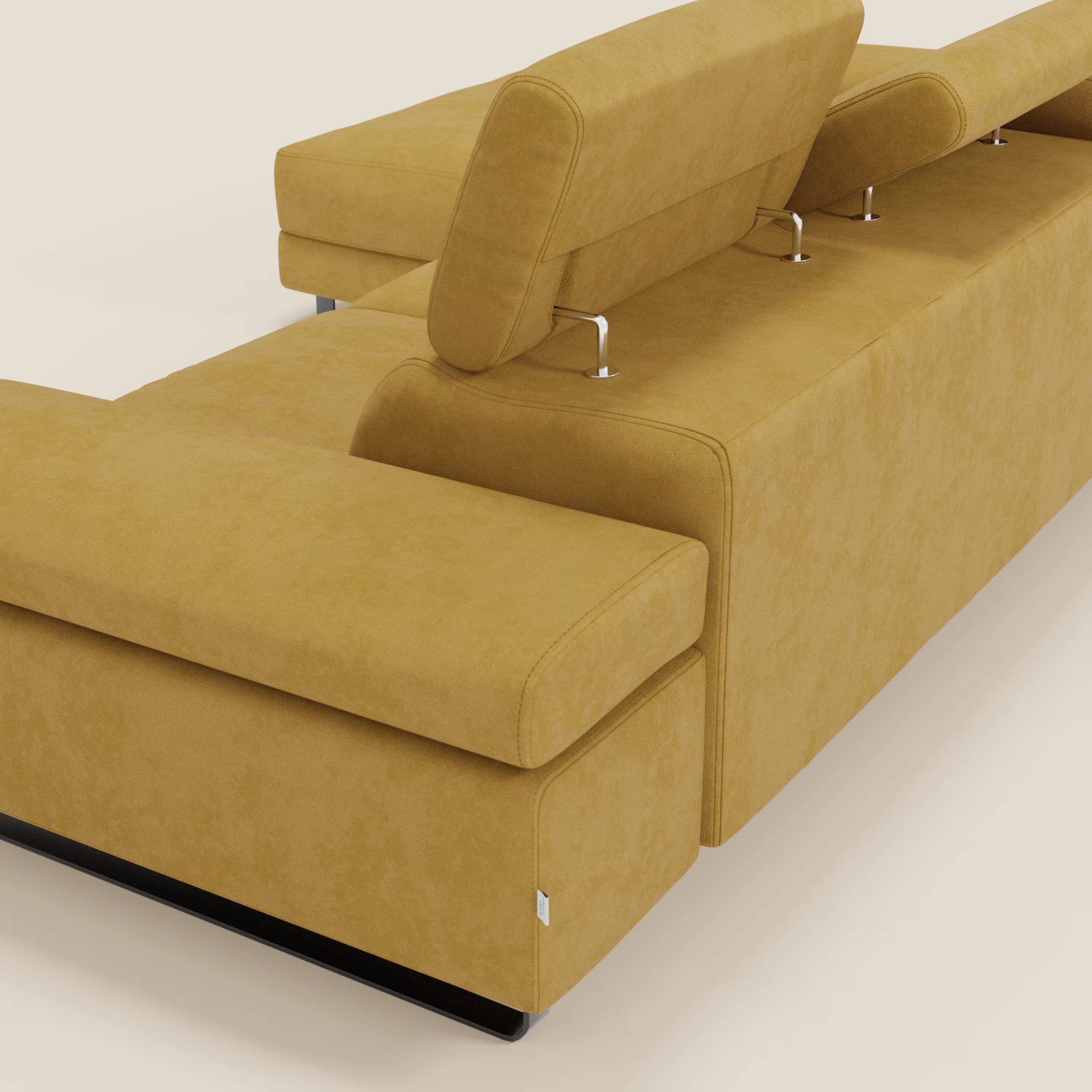 Il divano angolare estraibile Zayana di Divani.Store è caratterizzato da braccioli e poggiatesta reclinabili e dal tessuto impermeabile T02 giallo. In questo primo piano, le sue linee moderne e l'innovativo meccanismo del poggiatesta sono ben visibili.