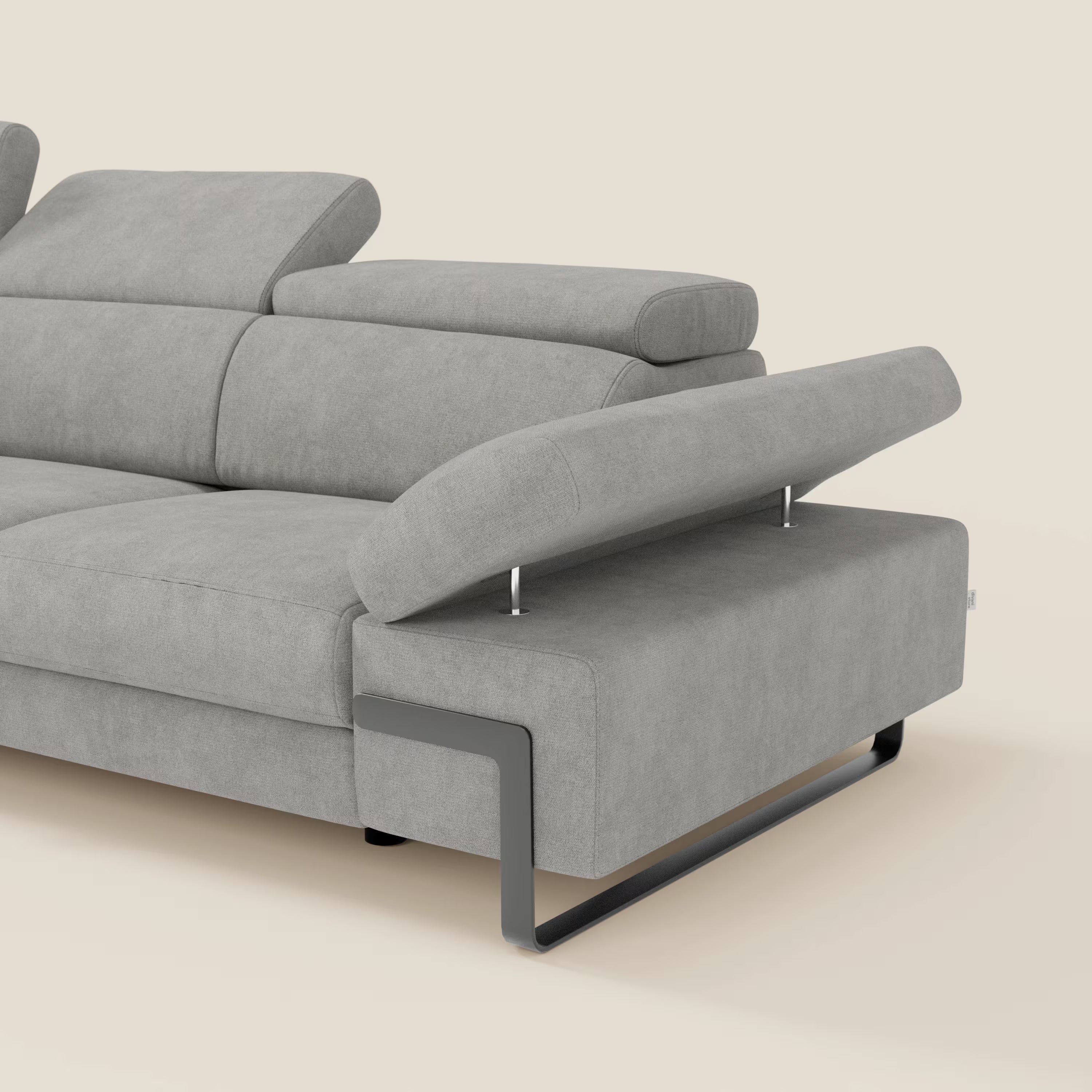 Il divano angolare estraibile Zayana di Divani.Store, in tessuto impermeabile grigio chiaro T02, è caratterizzato da braccioli e poggiatesta regolabili con eleganti gambe in metallo nero e un design minimalista contemporaneo.
