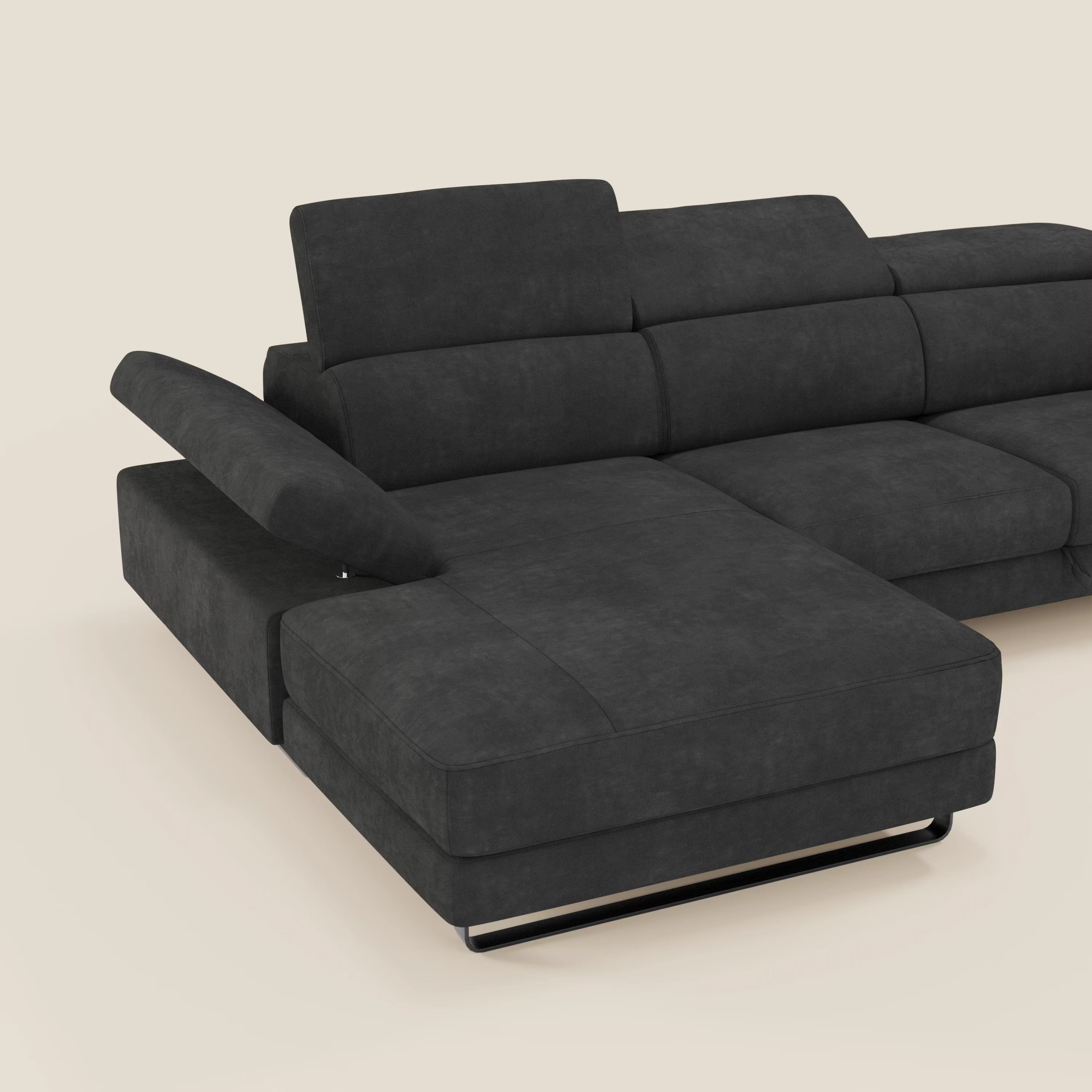 Il divano angolare estraibile Zayana di Divani.Store è caratterizzato da braccioli e poggiatesta reclinabili, tessuto impermeabile nero T02, cuscini morbidi, schienali di sostegno e un'ampia chaise lounge su eleganti gambe in metallo nero.