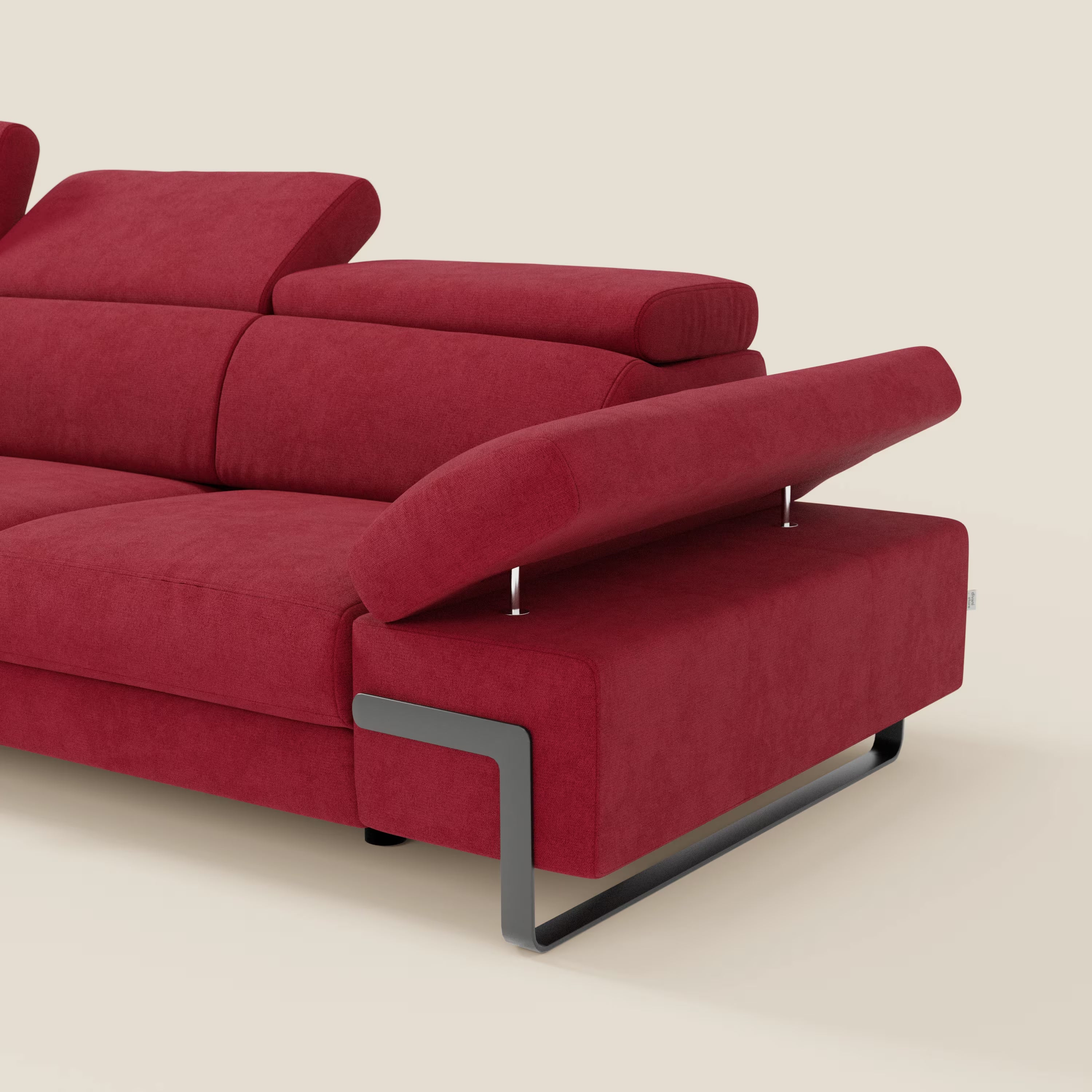 Il divano angolare estraibile Zayana di Divani.Store è caratterizzato da braccioli e poggiatesta reclinabili in tessuto idrorepellente T02 rosso. Le linee pulite, i cuscini morbidi e l'elegante struttura in metallo lo fanno risaltare su uno sfondo beige.