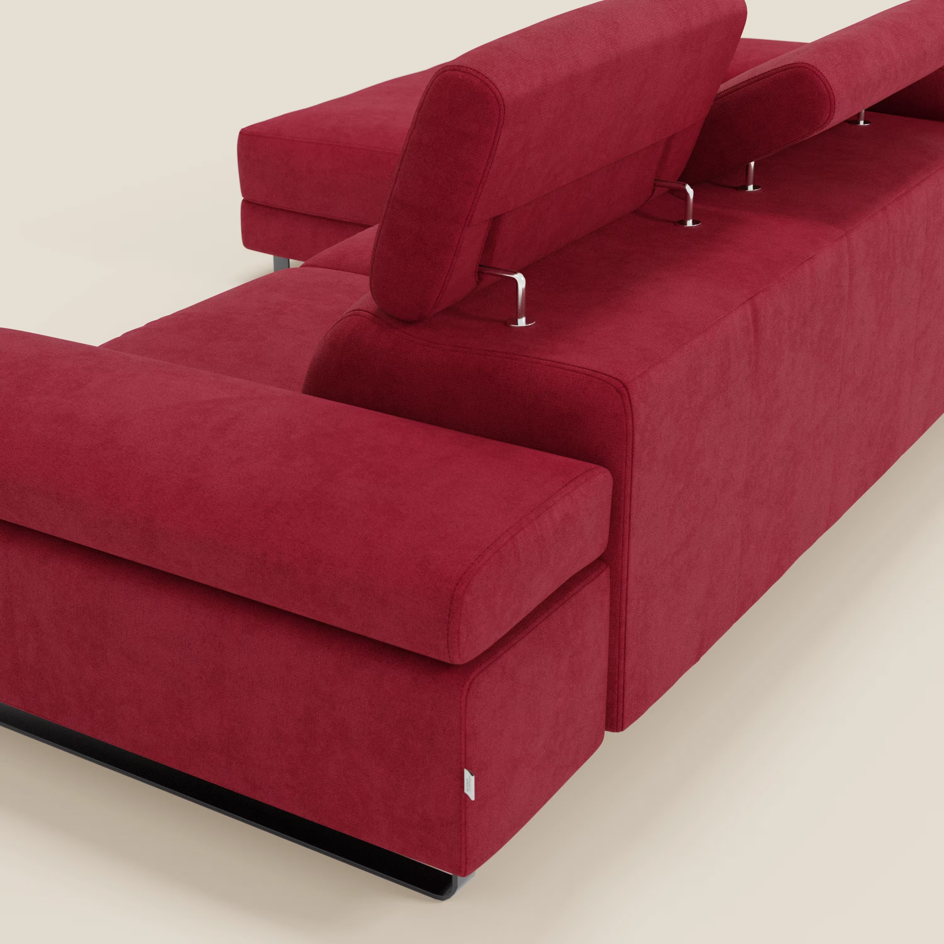 Il divano angolare estraibile Zayana di Divani.Store in tessuto impermeabile rosso T02 offre ampi braccioli, poggiatesta reclinabili, cuscini morbidi e una base robusta con supporti cromati: stile moderno e comfort.