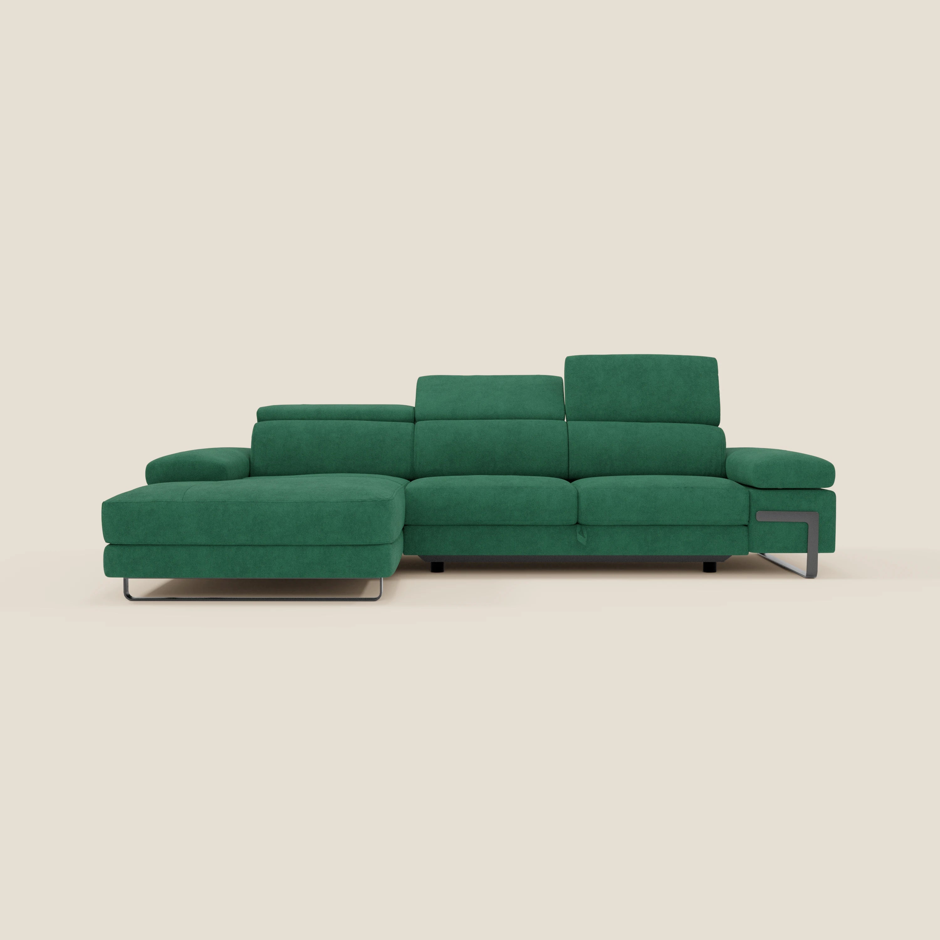 Il divano angolare estraibile Zayana di Divani.Store è dotato di chaise longue sinistra, braccioli e poggiatesta reclinabili in tessuto impermeabile T02 verde, imbottitura in peluche ed eleganti gambe in metallo nero per un look moderno su uno sfondo beige.