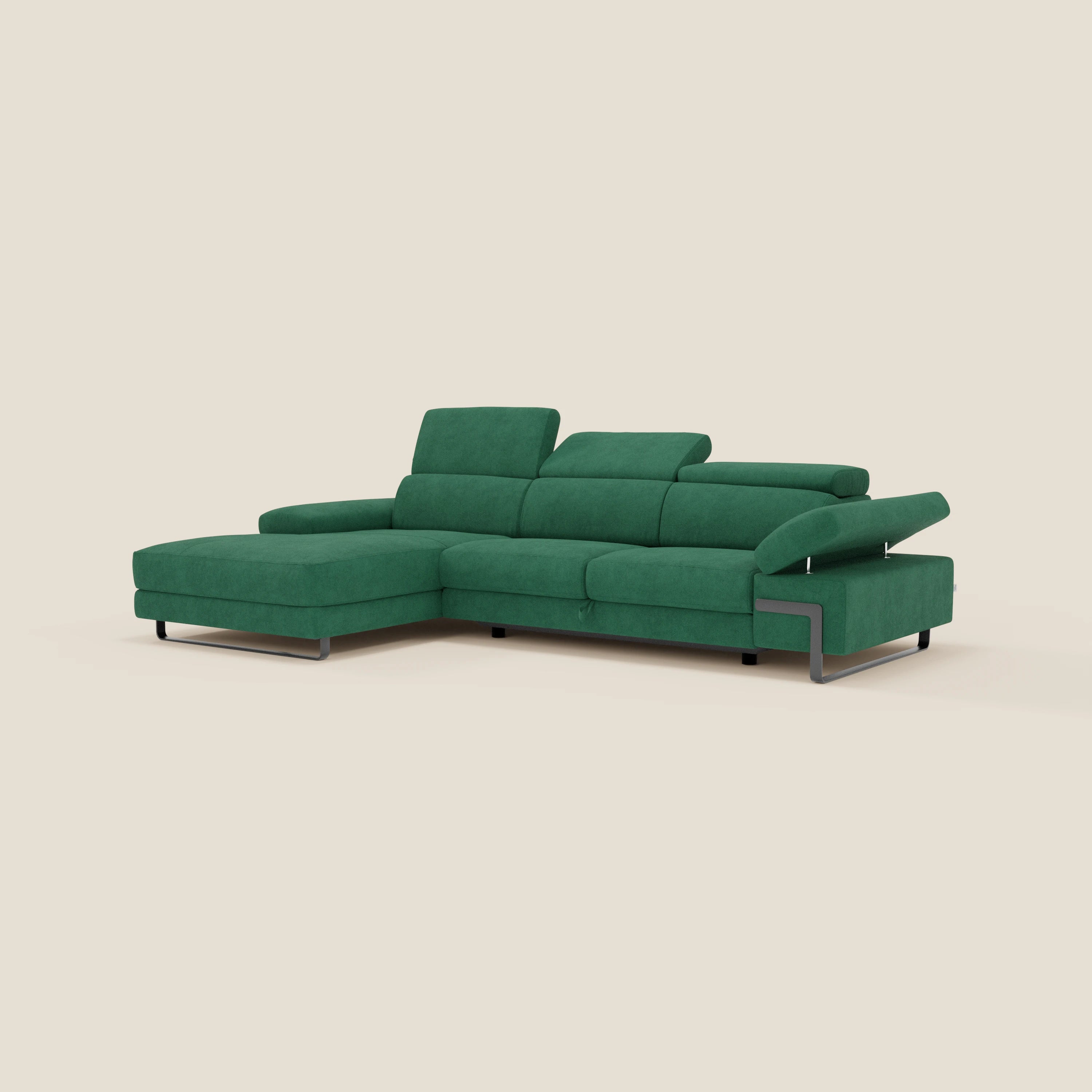Il divano angolare estraibile Zayana di Divani.Store è caratterizzato da braccioli e poggiatesta reclinabili, tessuto impermeabile T02 verde, chaise longue sinistra e gambe in metallo per uno stile relax moderno su sfondo beige chiaro.