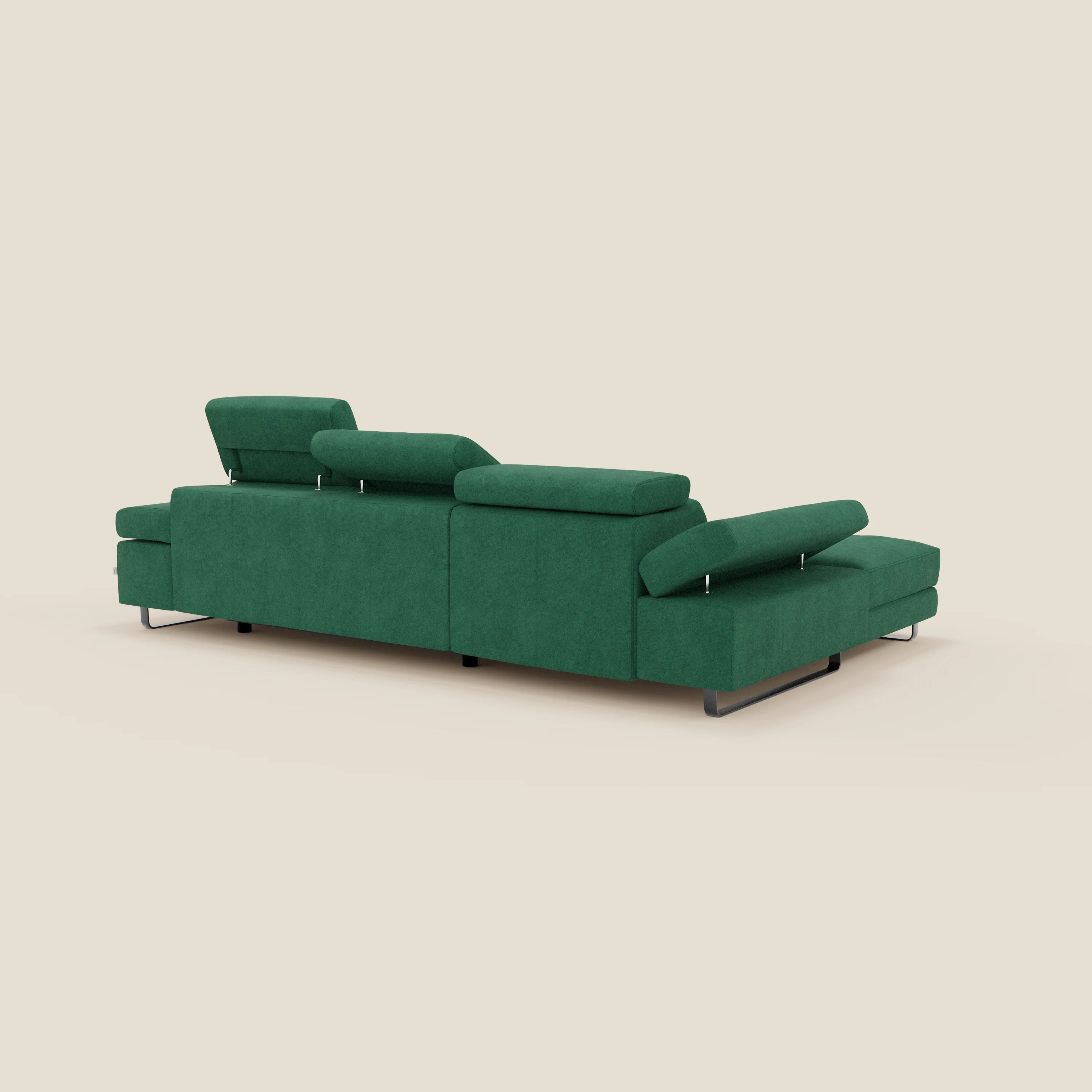 Il divano angolare estraibile Zayana di Divani.Store, in tessuto impermeabile verde T02 con braccioli e poggiatesta reclinabili, è caratterizzato da linee pulite, gambe in metallo e cuscini morbidi. Esposto su uno sfondo beige chiaro, è mostrato da dietro e di lato.