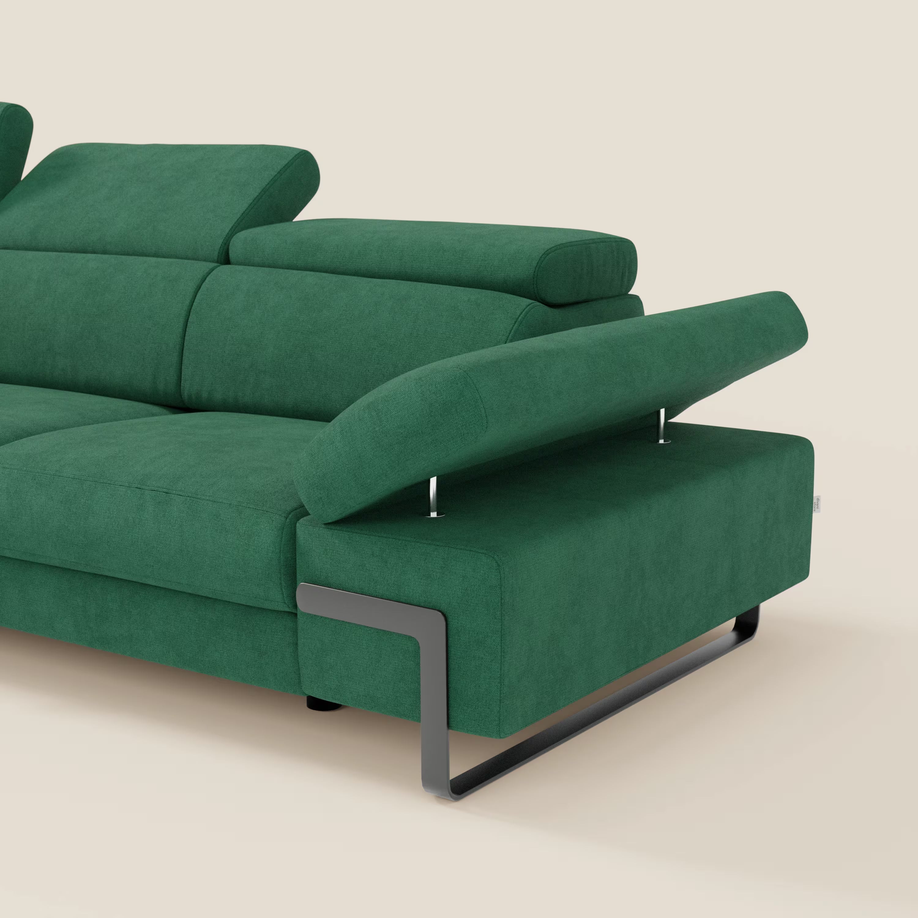 Il divano angolare estraibile Zayana di Divani.Store in tessuto impermeabile verde T02 è caratterizzato da braccioli e poggiatesta regolabili, eleganti gambe in metallo e un design contemporaneo e minimalista con un bracciolo sollevato.