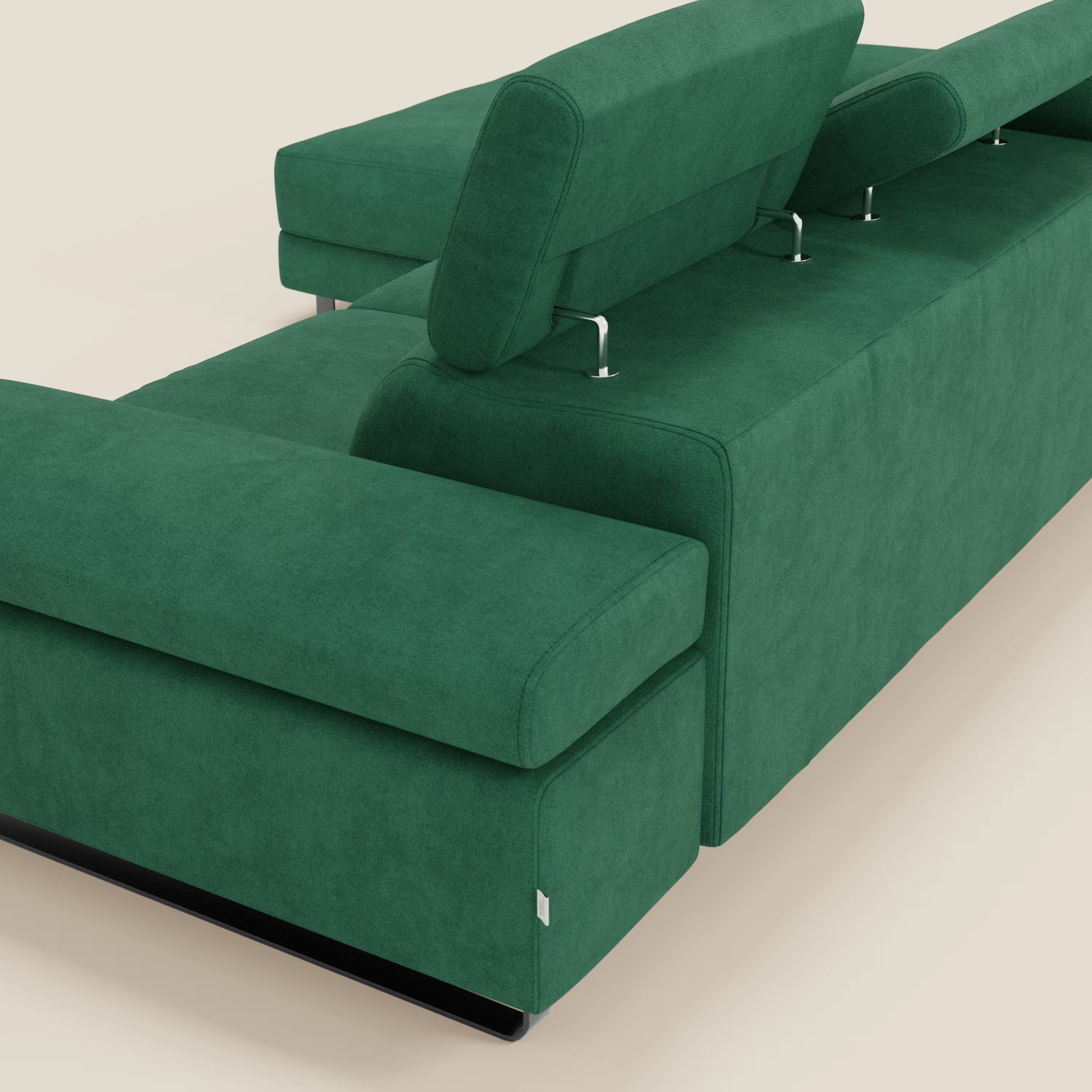 Il divano angolare estraibile Zayana di Divani.Store è caratterizzato da un tessuto impermeabile verde T02, braccioli e poggiatesta reclinabili, linee eleganti e supporti in metallo.