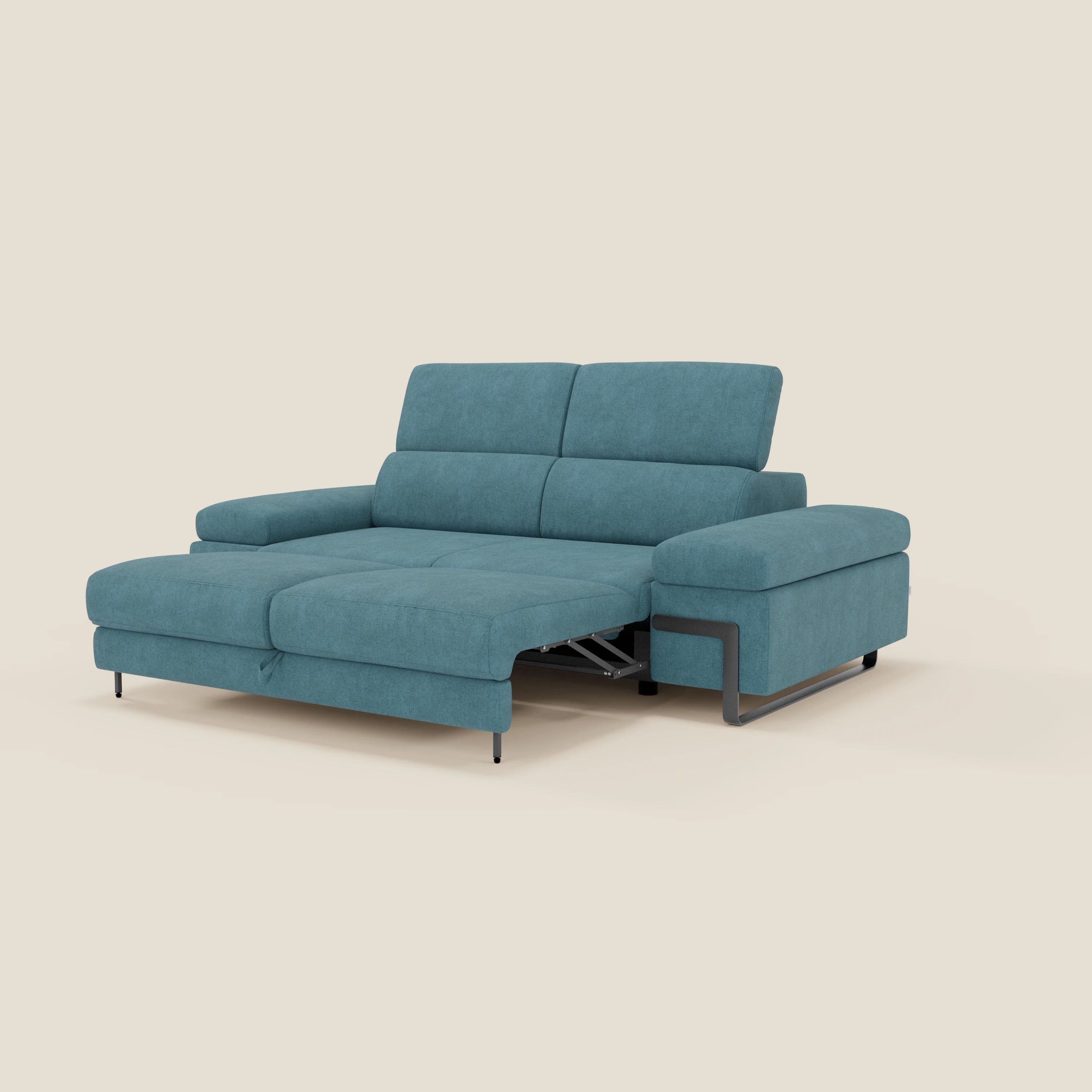 Il Divano 3 posti Zayana di Divani.Store in tessuto impermeabile T02 azzurro presenta braccioli e poggiatesta regolabili, elemento estraibile, un accento metallico sul bracciolo destro e gambe nere sottili su sfondo beige.