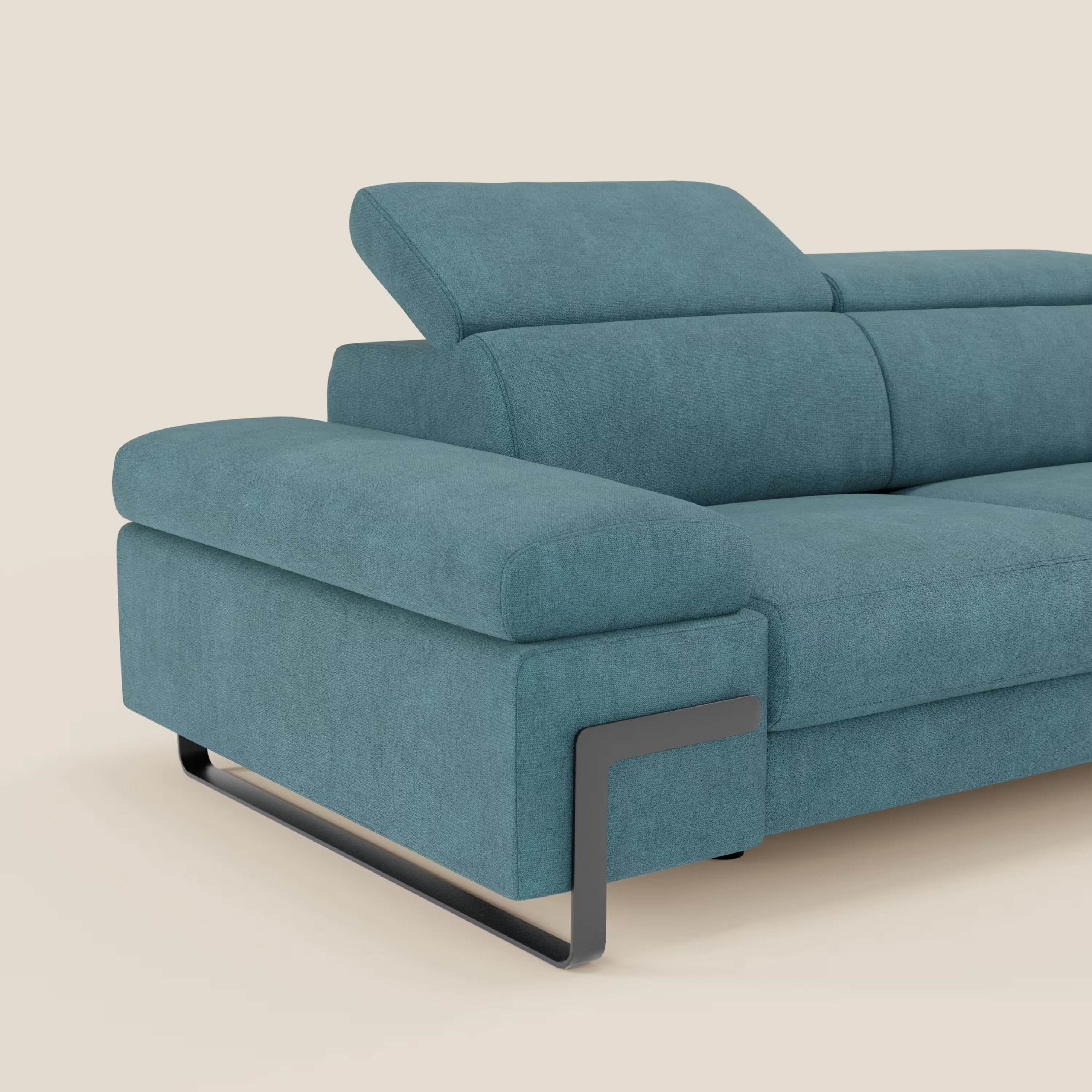 Zayana Divano 3 posti di Divani.Store è caratterizzato da tessuto impermeabile T02 azzurro, braccioli e poggiatesta regolabili, elemento estraibile e gambe in metallo nero, il tutto su uno sfondo beige.