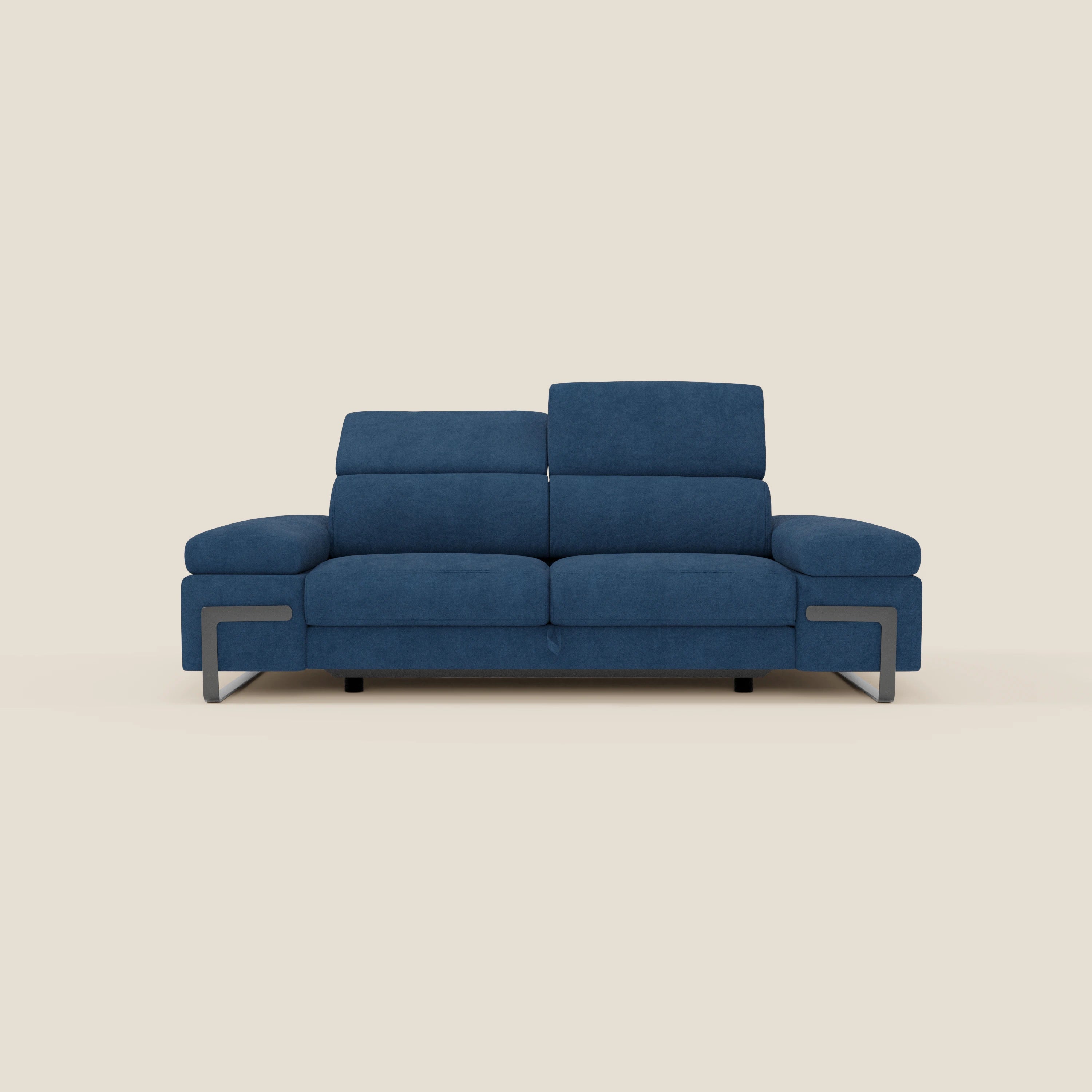 Il divano 3 posti Zayana di Divani.Store, in tessuto impermeabile T02 blu, è caratterizzato da braccioli e poggiatesta regolabili e ampi cuscini. Le eleganti gambe in metallo aggiungono un tocco di modernità su uno sfondo bianco sporco per il massimo comfort.