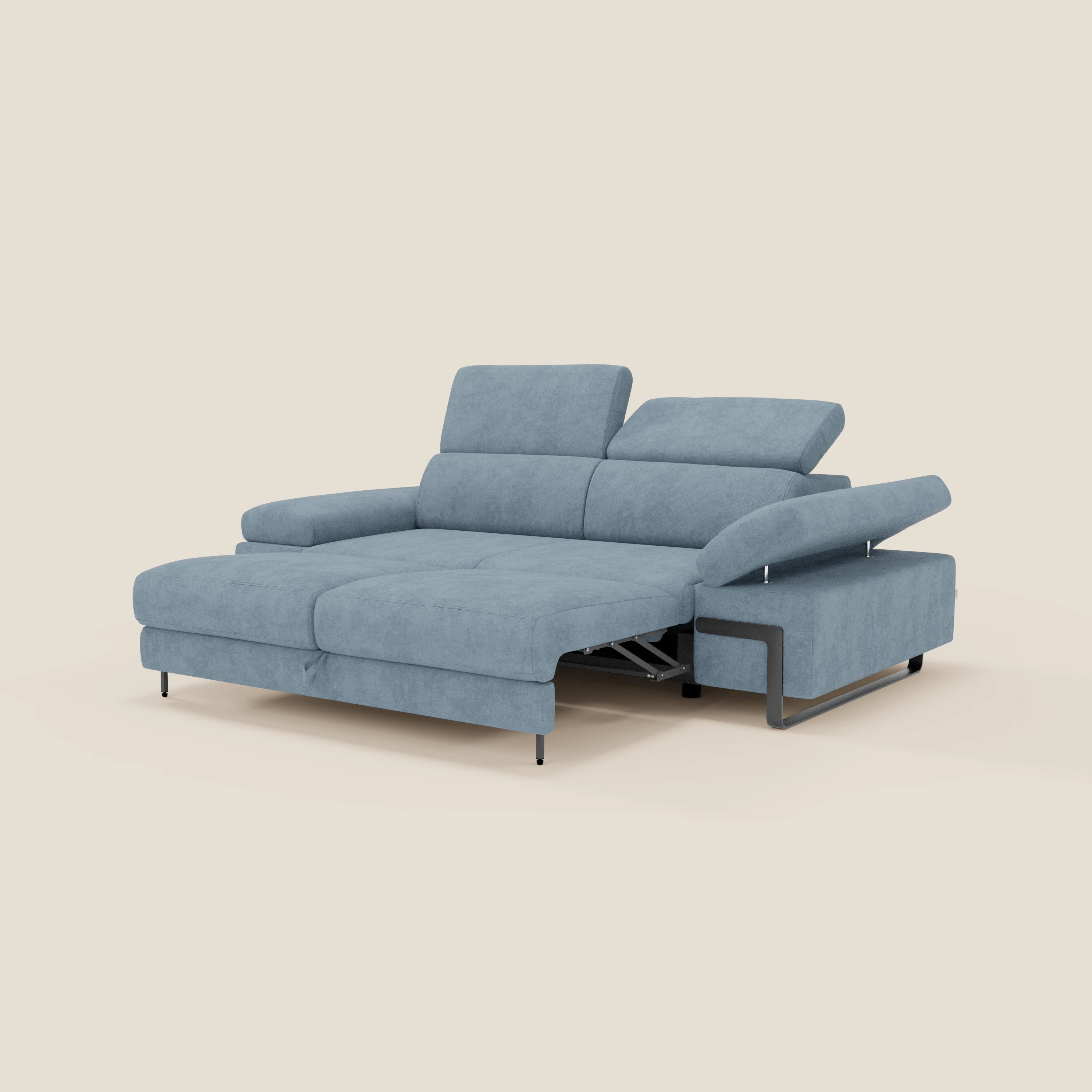 Zayana Divano 3 posti di Divani.Store in tessuto impermeabile T02 carta da zucchero è dotato di braccioli e poggiatesta regolabili, poggiapiedi estensibile e gambe sottili nere. In questo caso, lo sfondo è in tinta unita beige.