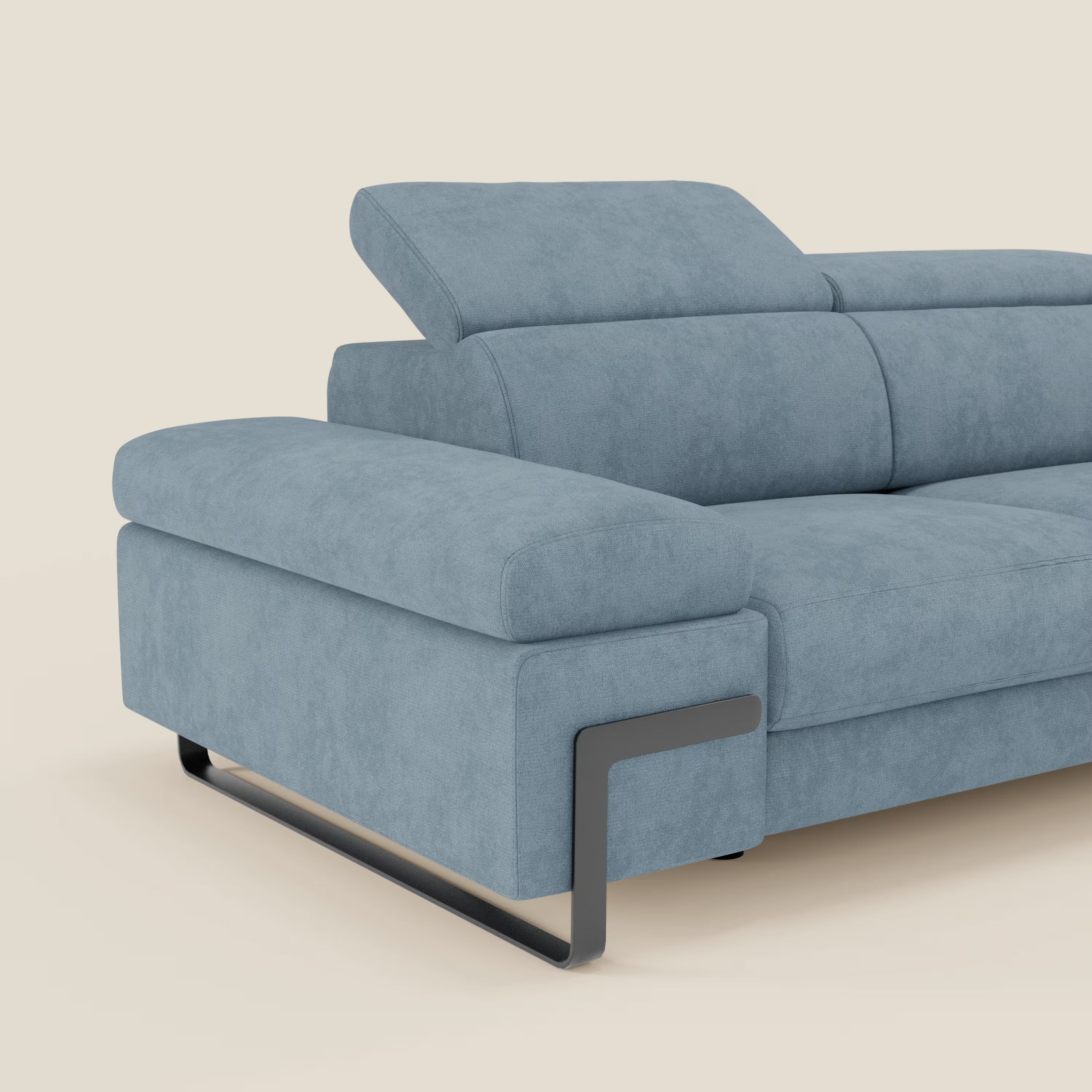 Zayana Divano 3 posti di Divani.Store, in tessuto impermeabile T02 carta da zucchero, offre braccioli e poggiatesta regolabili, elementi estraibili e gambe nere per un design moderno e minimalista su sfondo beige.