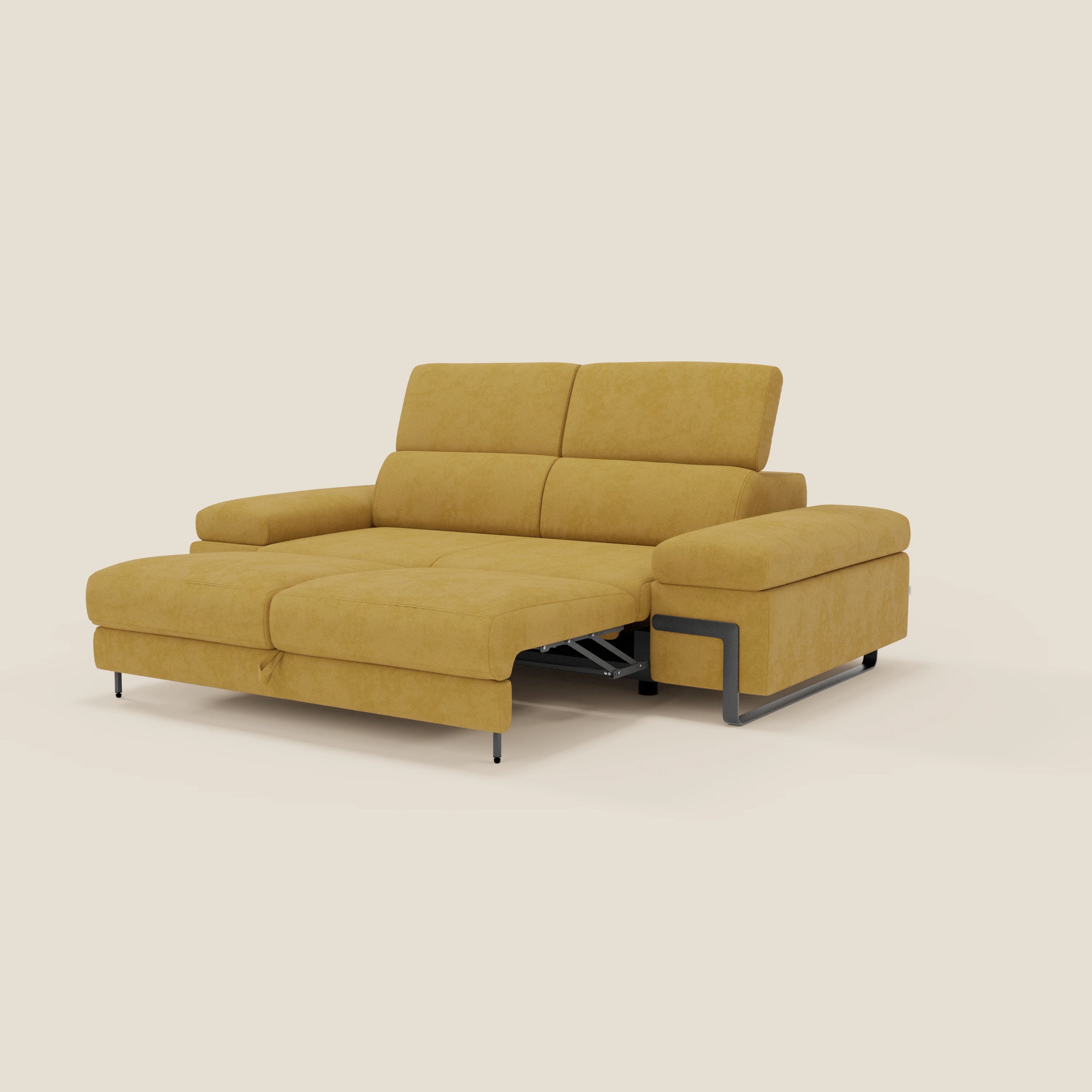 Il Divano 3 posti Zayana di Divani.Store, in tessuto impermeabile T02 giallo, è caratterizzato da braccioli e poggiatesta regolabili e da un elemento estraibile; il suo design moderno con gambe in metallo a vista spicca su uno sfondo beige semplice.