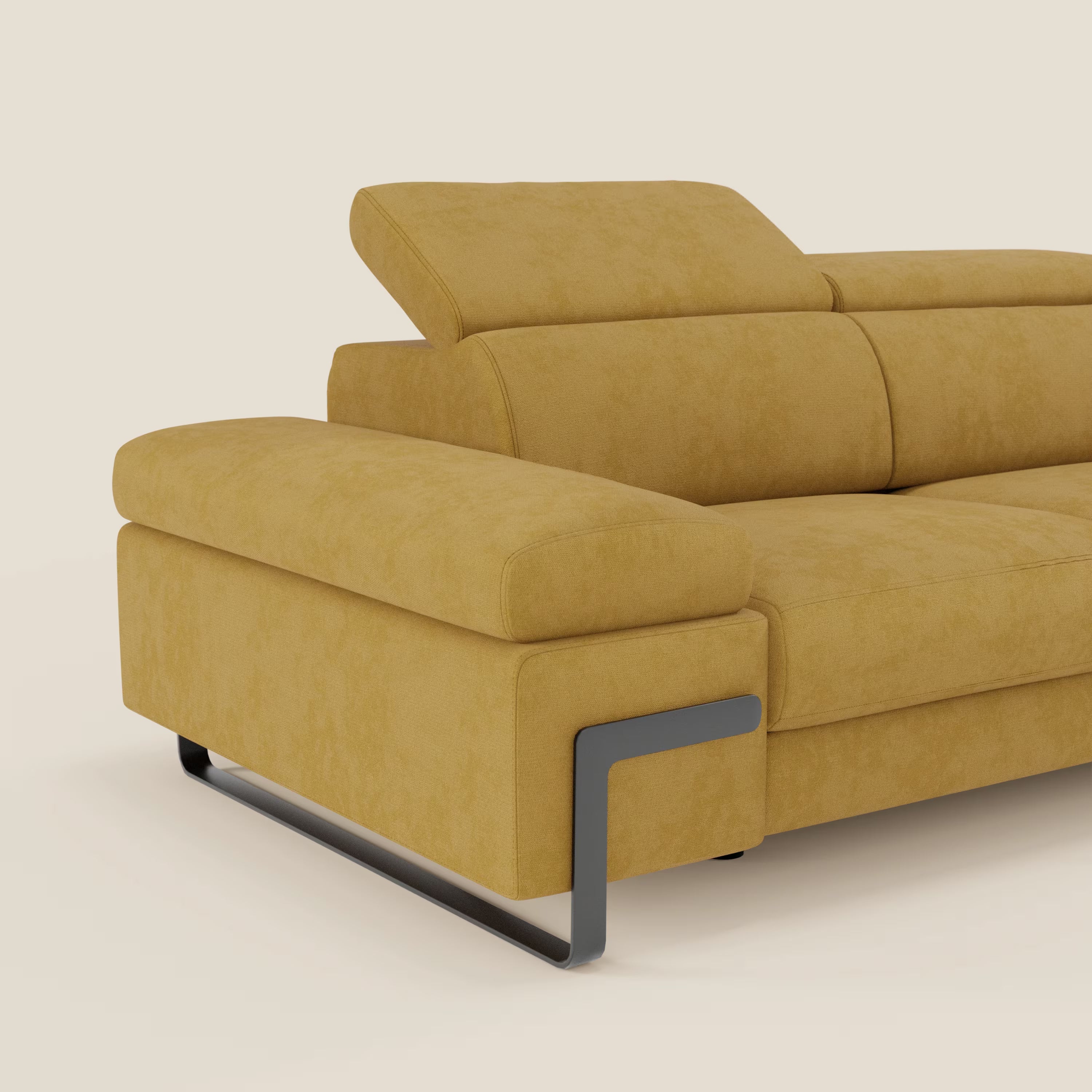 Il divano 3 posti Zayana di Divani.Store in tessuto impermeabile T02 giallo è caratterizzato da ampi braccioli, poggiatesta regolabili, gamba in metallo nero e design minimalista. Solo l'angolo di questo divano relax moderno è visibile su uno sfondo beige chiaro.