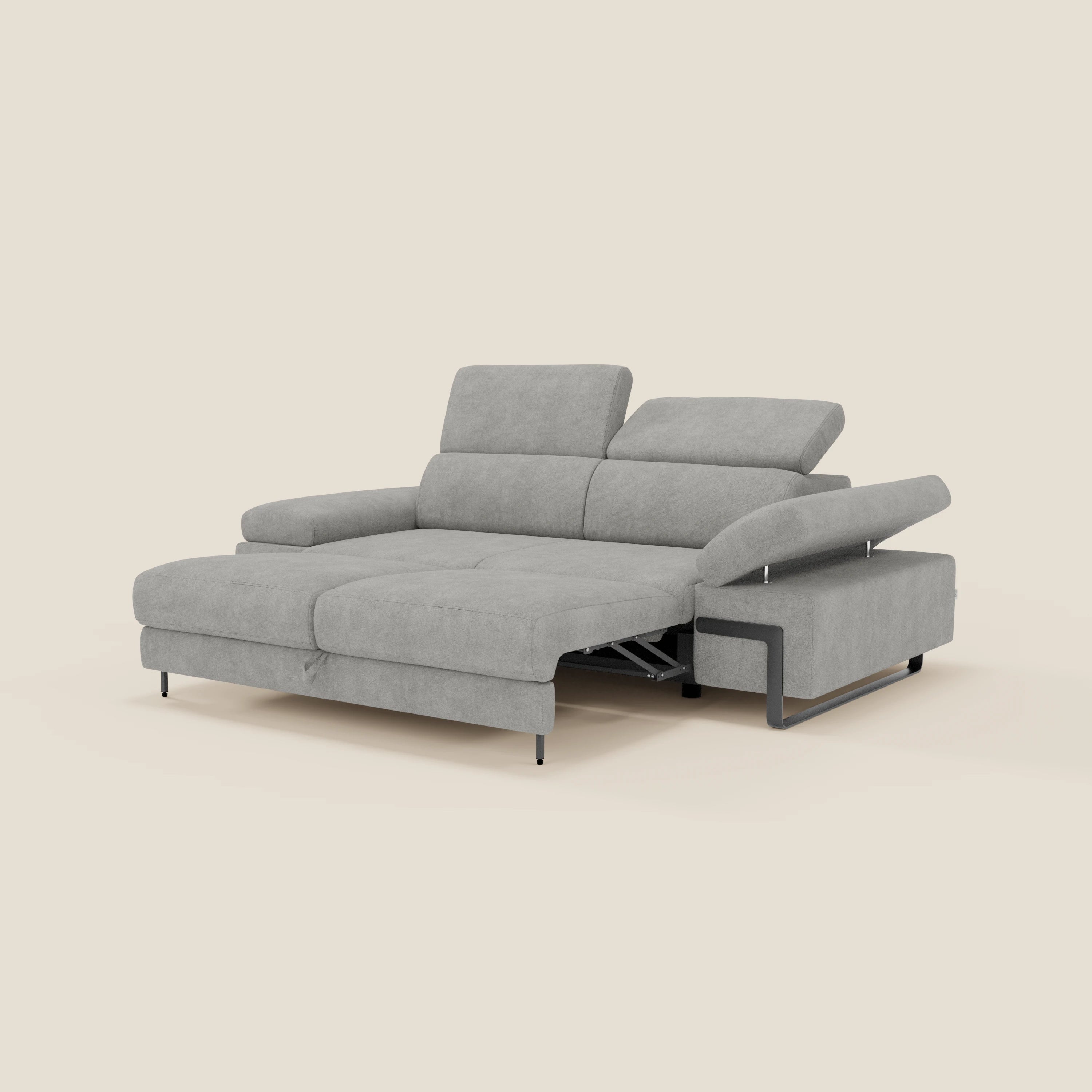 Il Divano 3 posti Zayana di Divani.Store in impermeabile T02 grigio chiaro presenta braccioli e poggiatesta regolabili, un elemento estraibile, linee pulite e gambe nere sottili con supporti metallici, presentati su sfondo bianco.