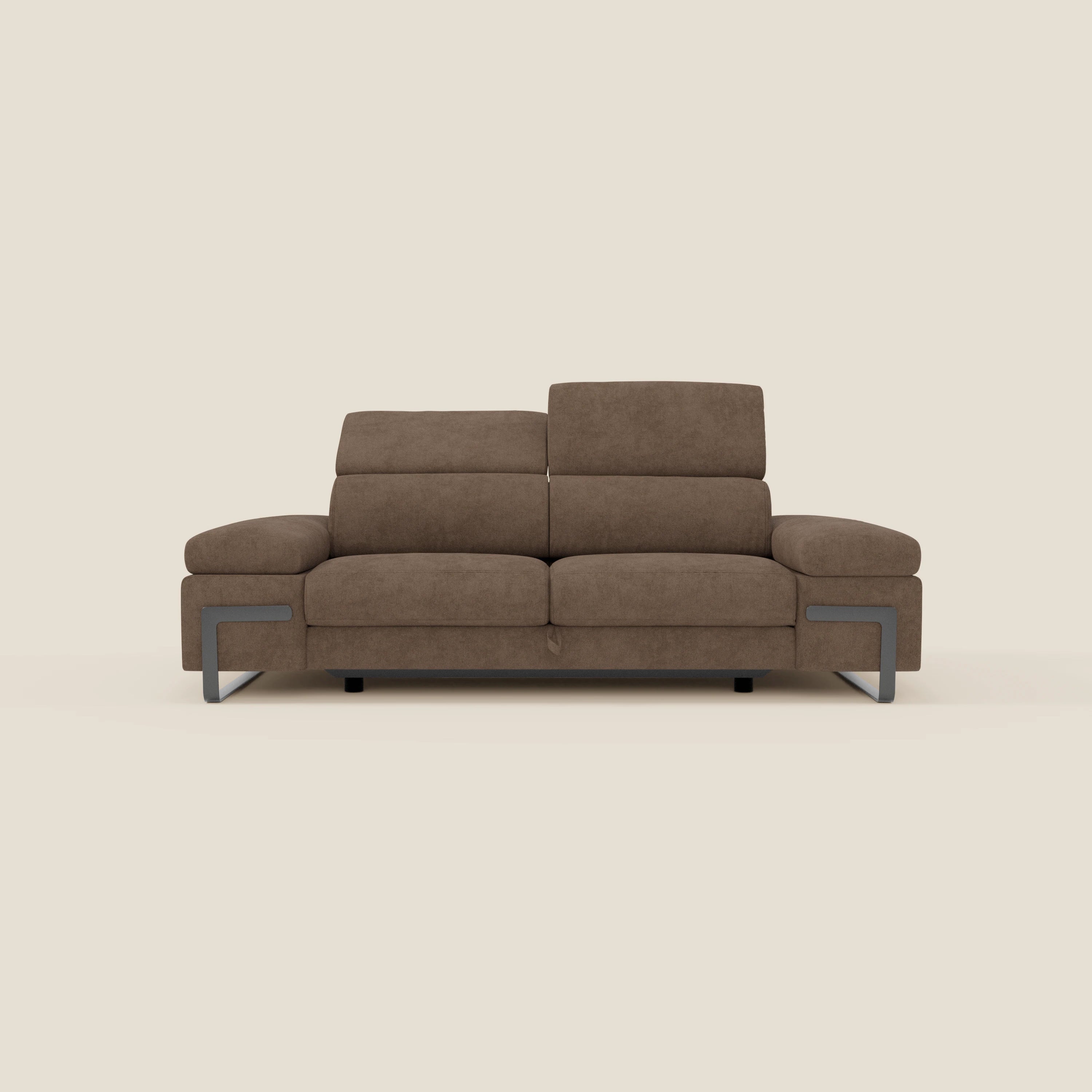 Il divano 3 posti Zayana di Divani.Store in tessuto impermeabile marrone T02 è caratterizzato da ampi braccioli, poggiatesta regolabili, un elemento estraibile supplementare e gambe in metallo per un look moderno e minimalista su un semplice sfondo crema.
