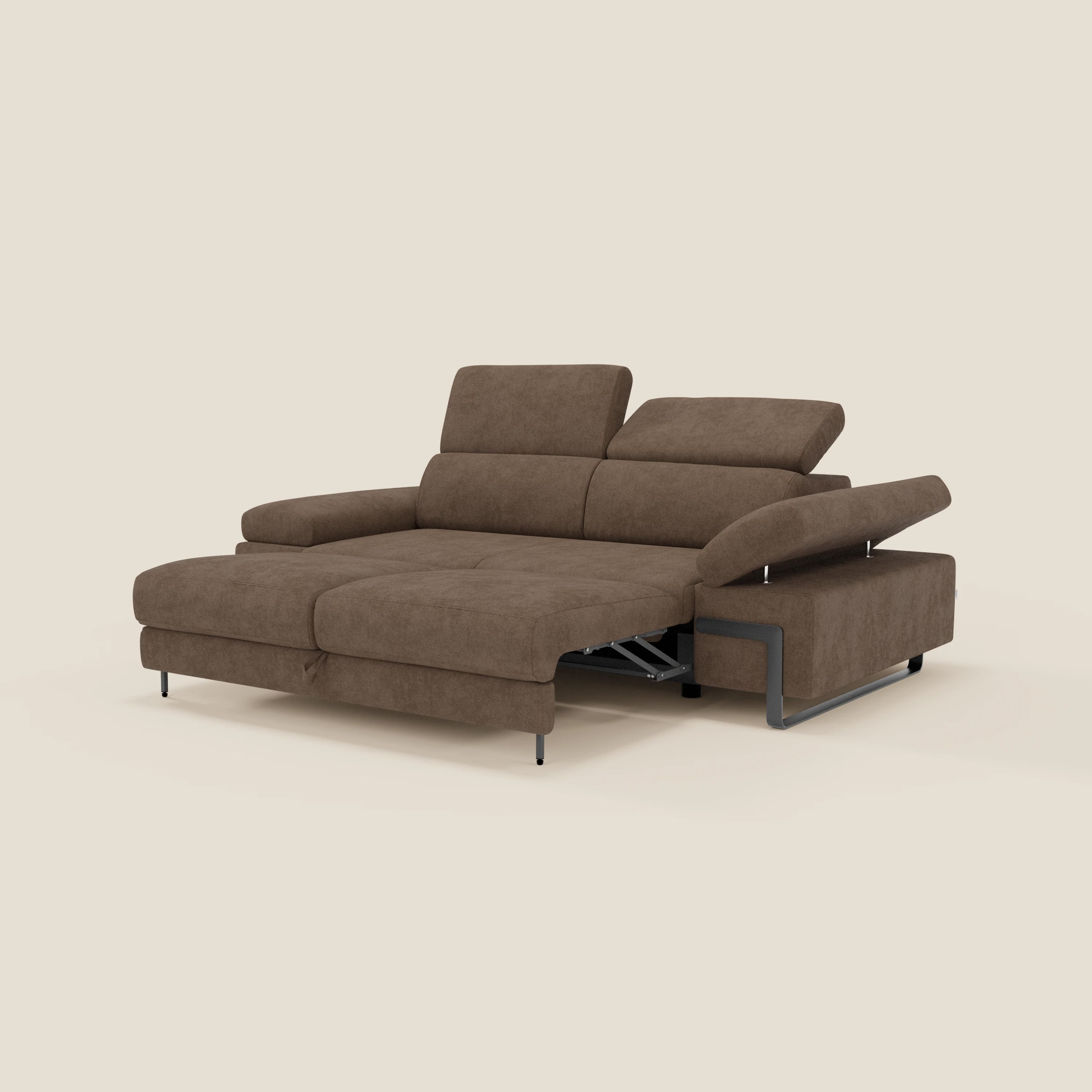 Il divano 3 posti Zayana di Divani.Store è caratterizzato da braccioli e poggiatesta regolabili, un elemento estraibile, ed è rivestito in impermeabile T02 marrone, appoggiato su sottili gambe in metallo su sfondo beige.