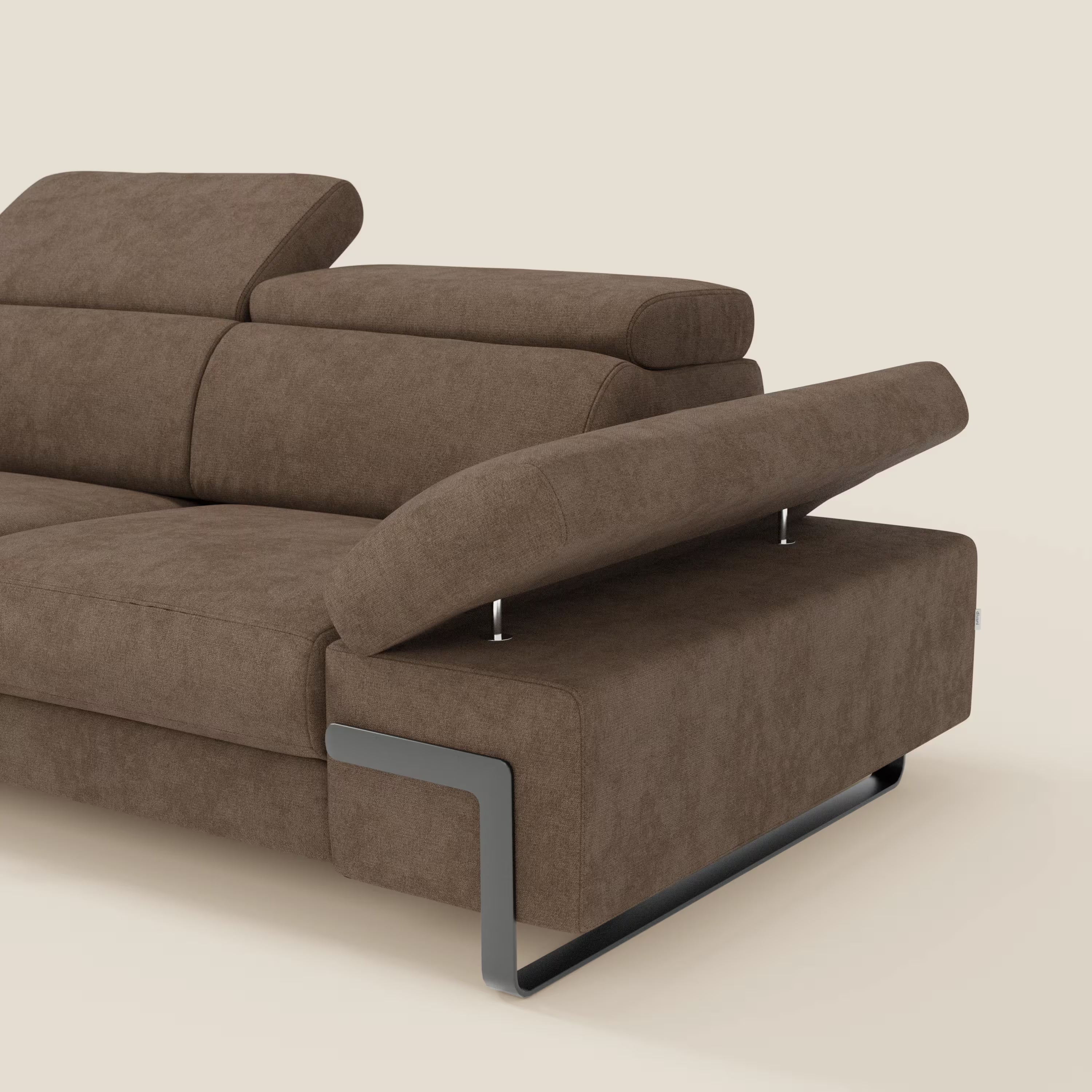 Il divano 3 posti Zayana di Divani.Store, in tessuto impermeabile T02 marrone, è dotato di braccioli e poggiatesta regolabili, di un elemento estraibile e di un'elegante struttura in metallo, in parte su sfondo crema.