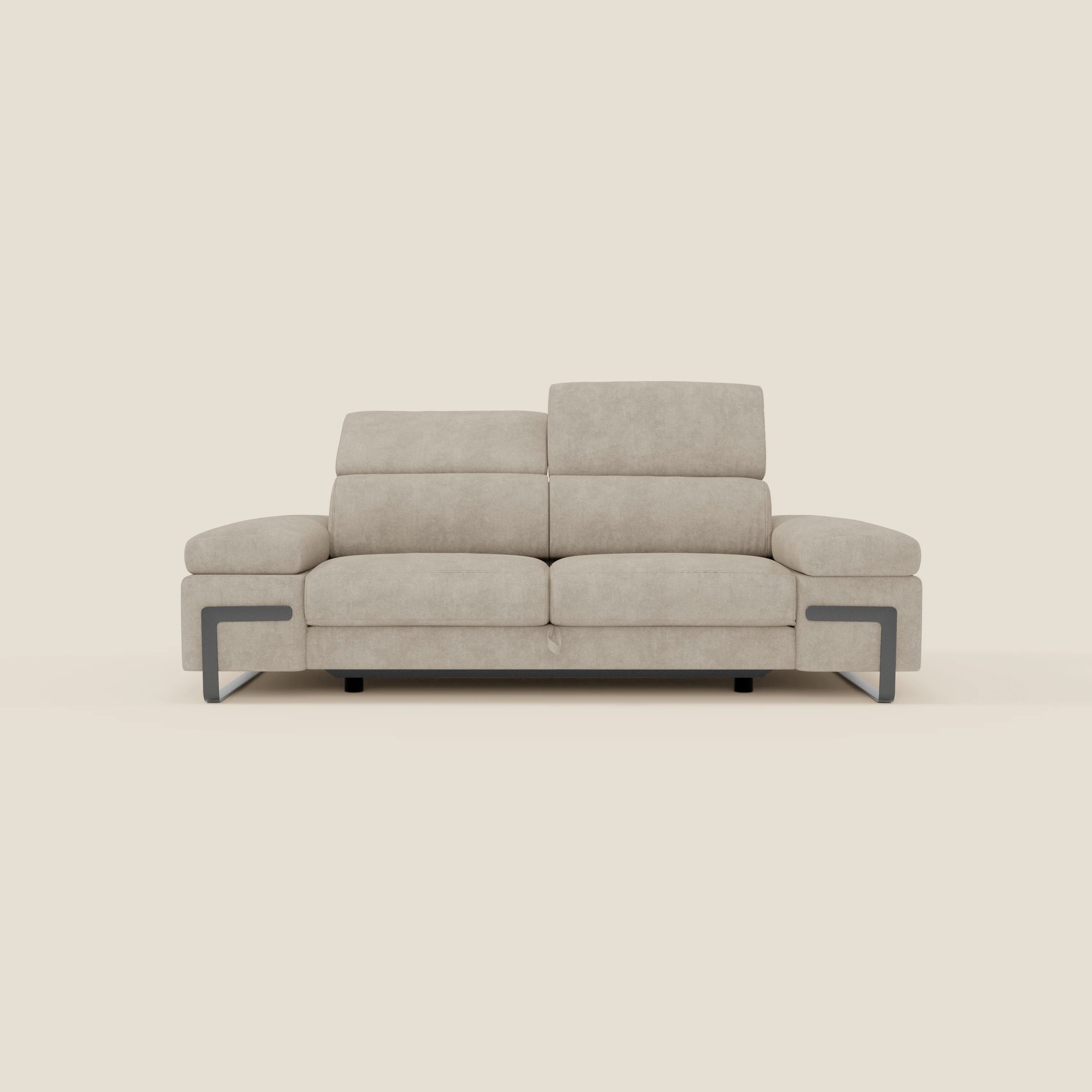 Zayana Divano 3 posti di Divani.Store è caratterizzato da braccioli e poggiatesta regolabili in tessuto impermeabile T02 panna, un elemento estraibile, gambe in metallo minimaliste e un design pulito e contemporaneo, perfetto per gli spazi moderni.