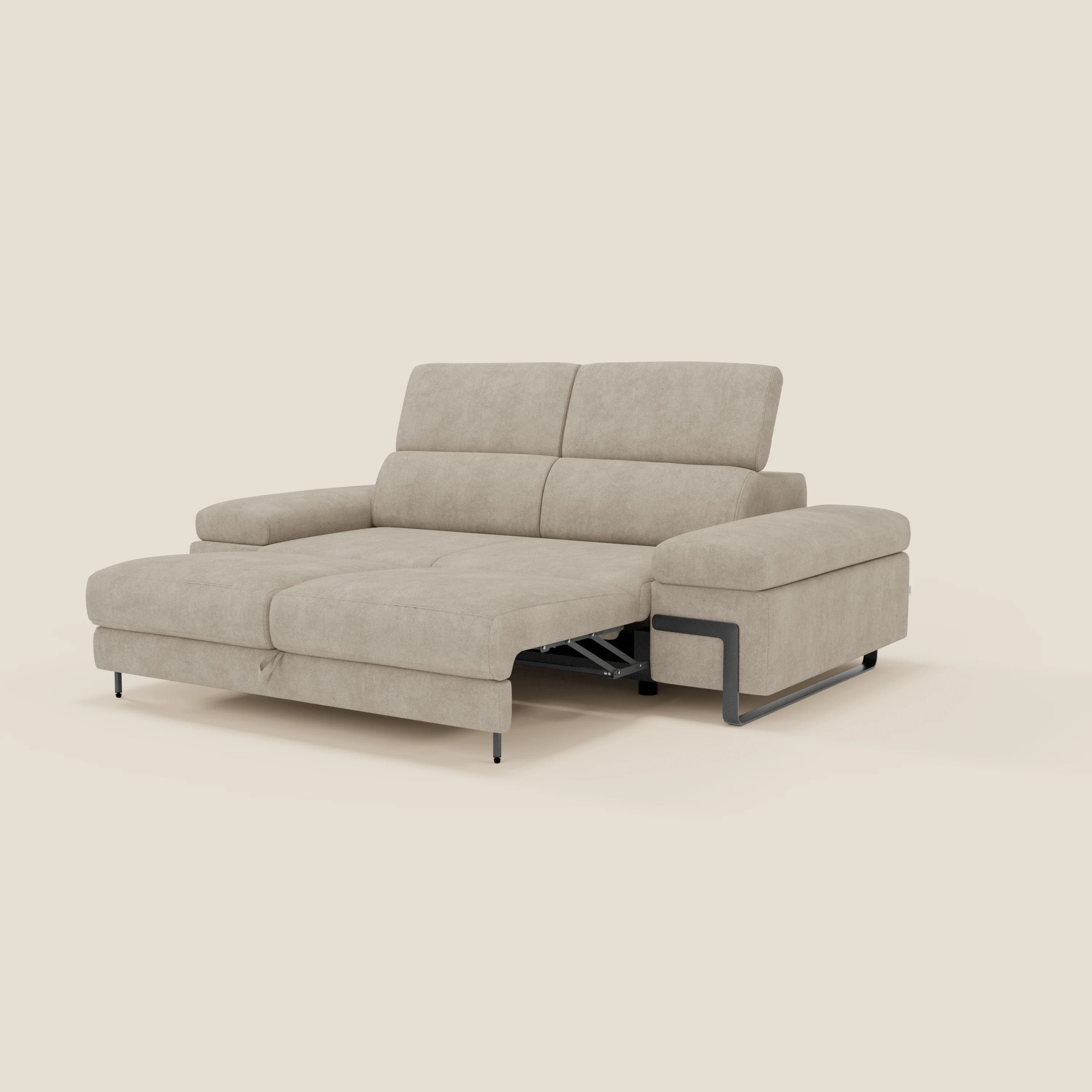 Il Divano 3 posti Zayana di Divani.Store, in tessuto impermeabile T02 panna, è caratterizzato da un elemento estraibile, braccioli e poggiatesta regolabili, ed è inserito in un semplice sfondo bianco sporco.