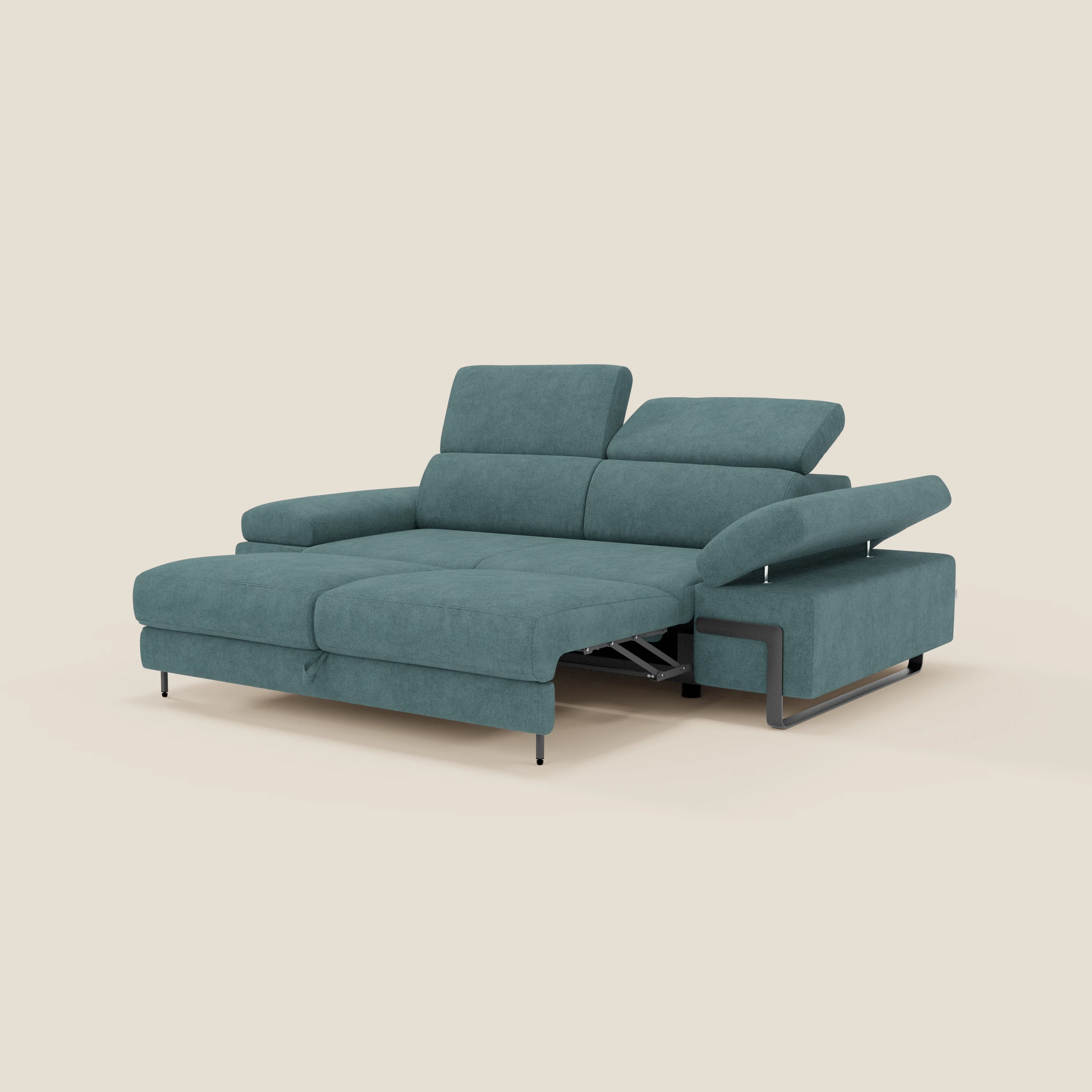 Il divano 3 posti Zayana di Divani.Store è caratterizzato da un elemento estraibile, braccioli e poggiatesta regolabili in tessuto impermeabile T02 petrolio. Un braccio si inclina con un supporto metallico; parte della seduta si estrae per formare un letto. Fondo bianco sporco.