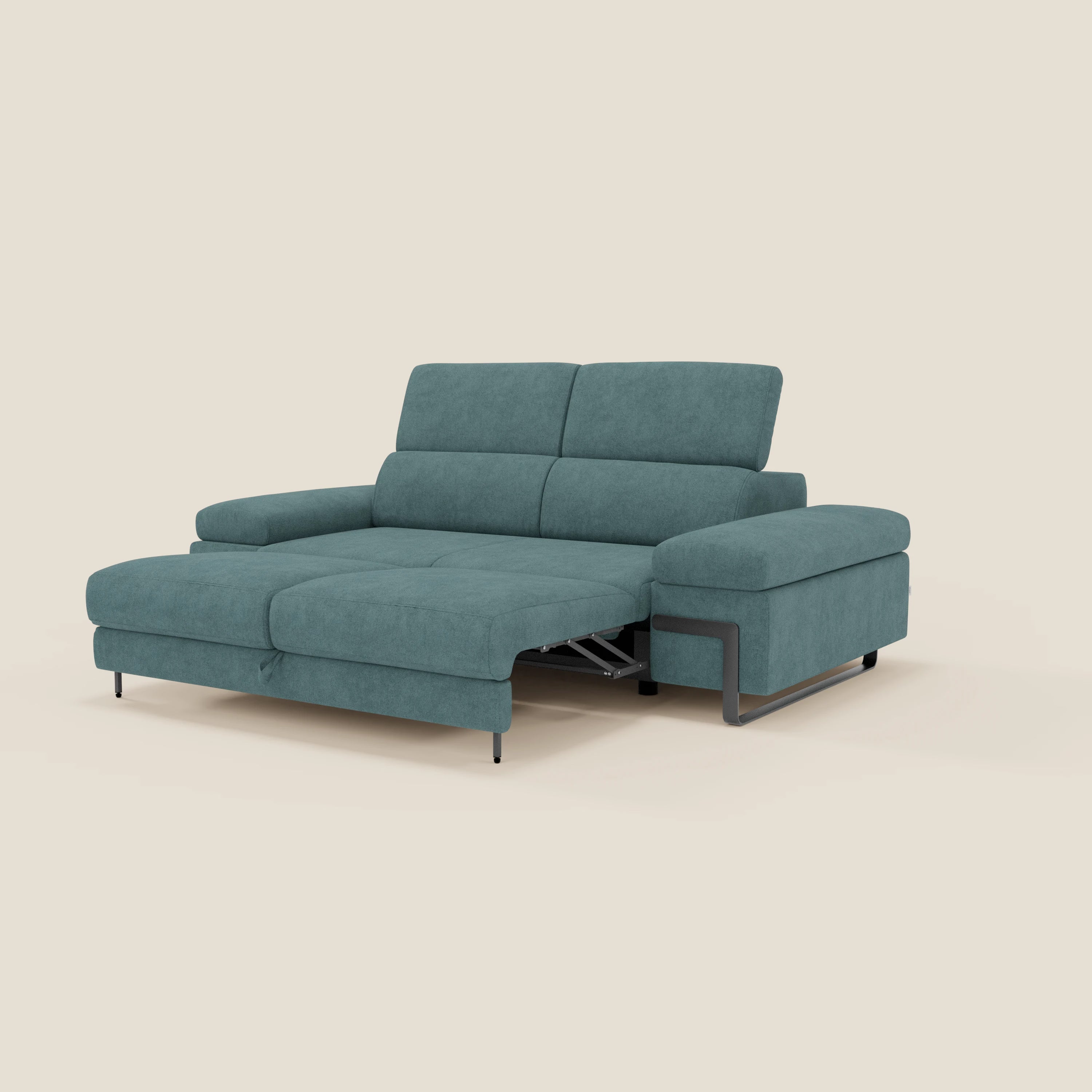 Il divano 3 posti Zayana di Divani.Store in impermeabile T02 petrolio è caratterizzato da un elemento estraibile, braccioli e poggiatesta regolabili, ampi braccioli imbottiti, schienale alto con cuciture orizzontali, gambe nere sottili e un look minimalista su sfondo beige.