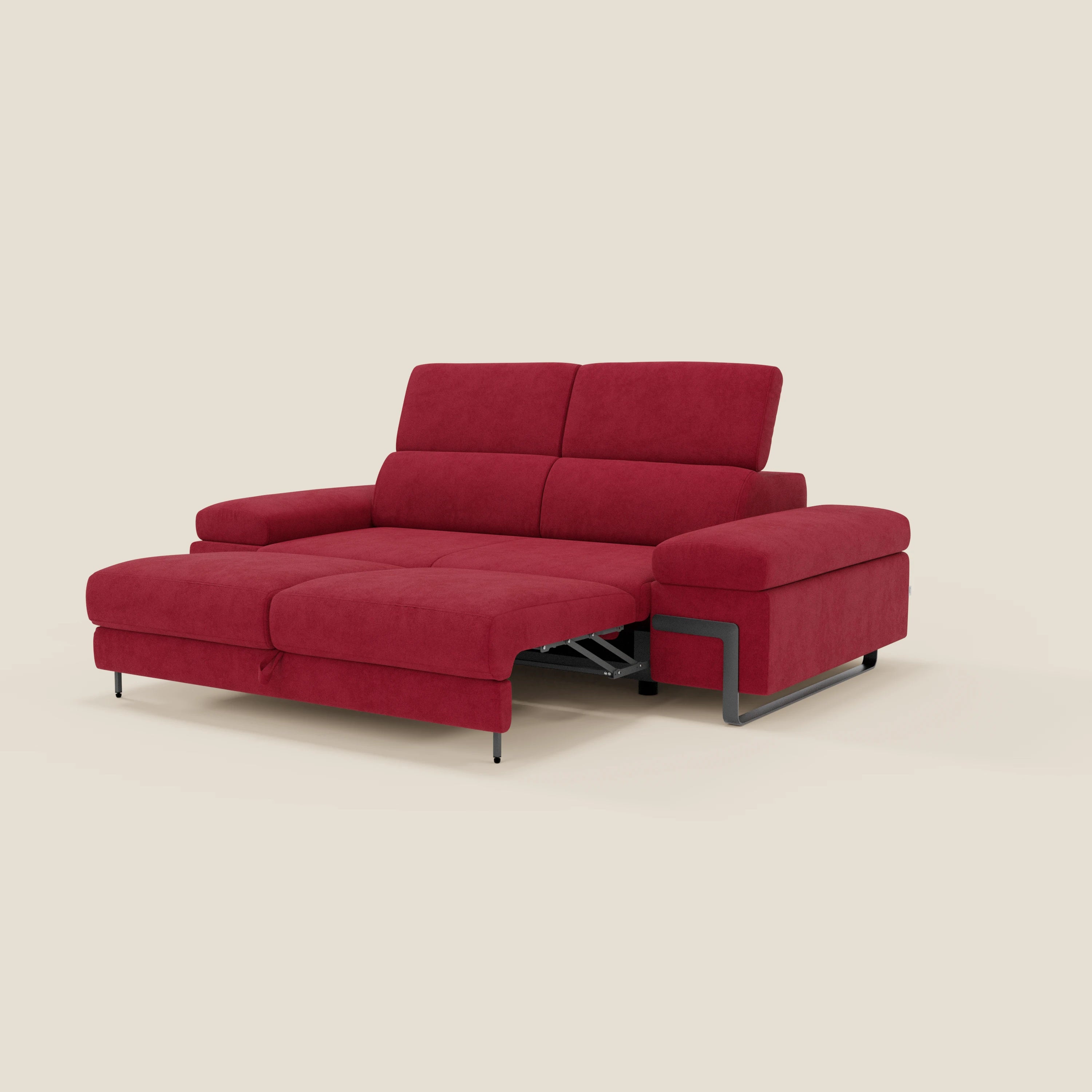 Lo Zayana Divano 3 posti di Divani.Store, in tessuto impermeabile rosso T02, offre ampi braccioli, poggiatesta regolabili e un elemento estraibile per relax ottimale-perfetto su sfondo beige.