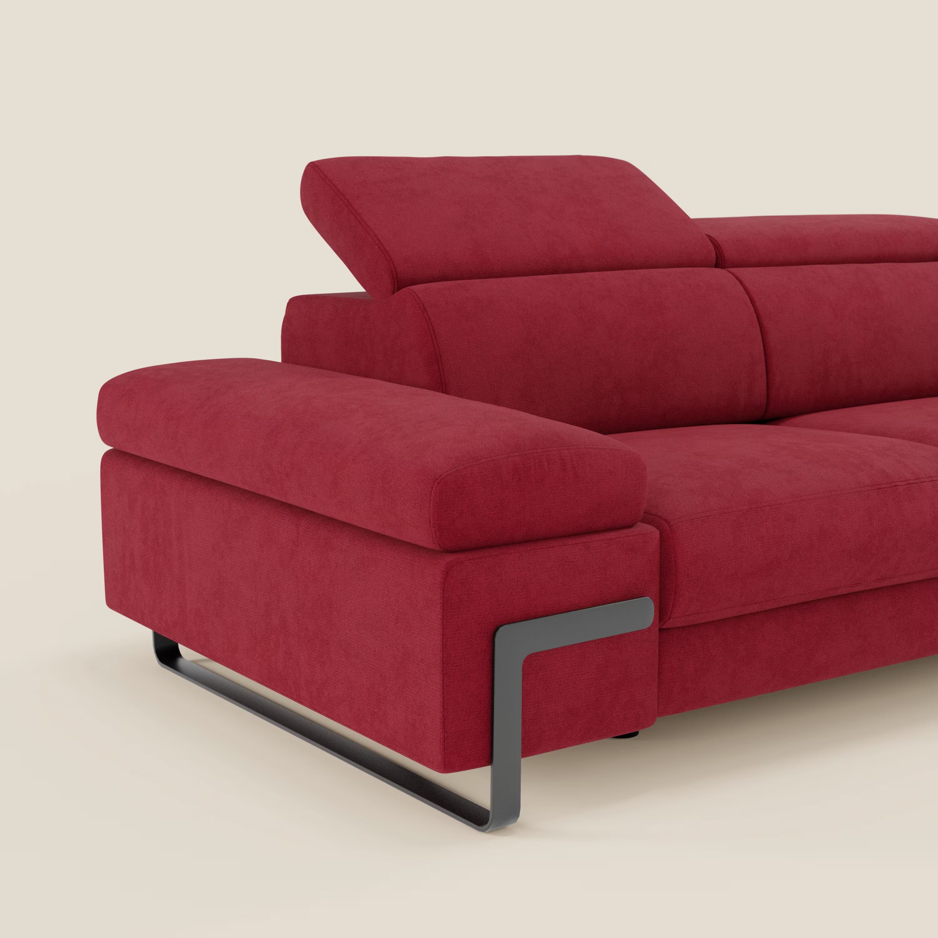 Il divano 3 posti Zayana di Divani.Store è dotato di braccioli e poggiatesta regolabili, di un elemento estraibile e di un rivestimento in tessuto impermeabile rosso T02. Le eleganti gambe in metallo nero ne esaltano il look moderno su uno sfondo beige chiaro.