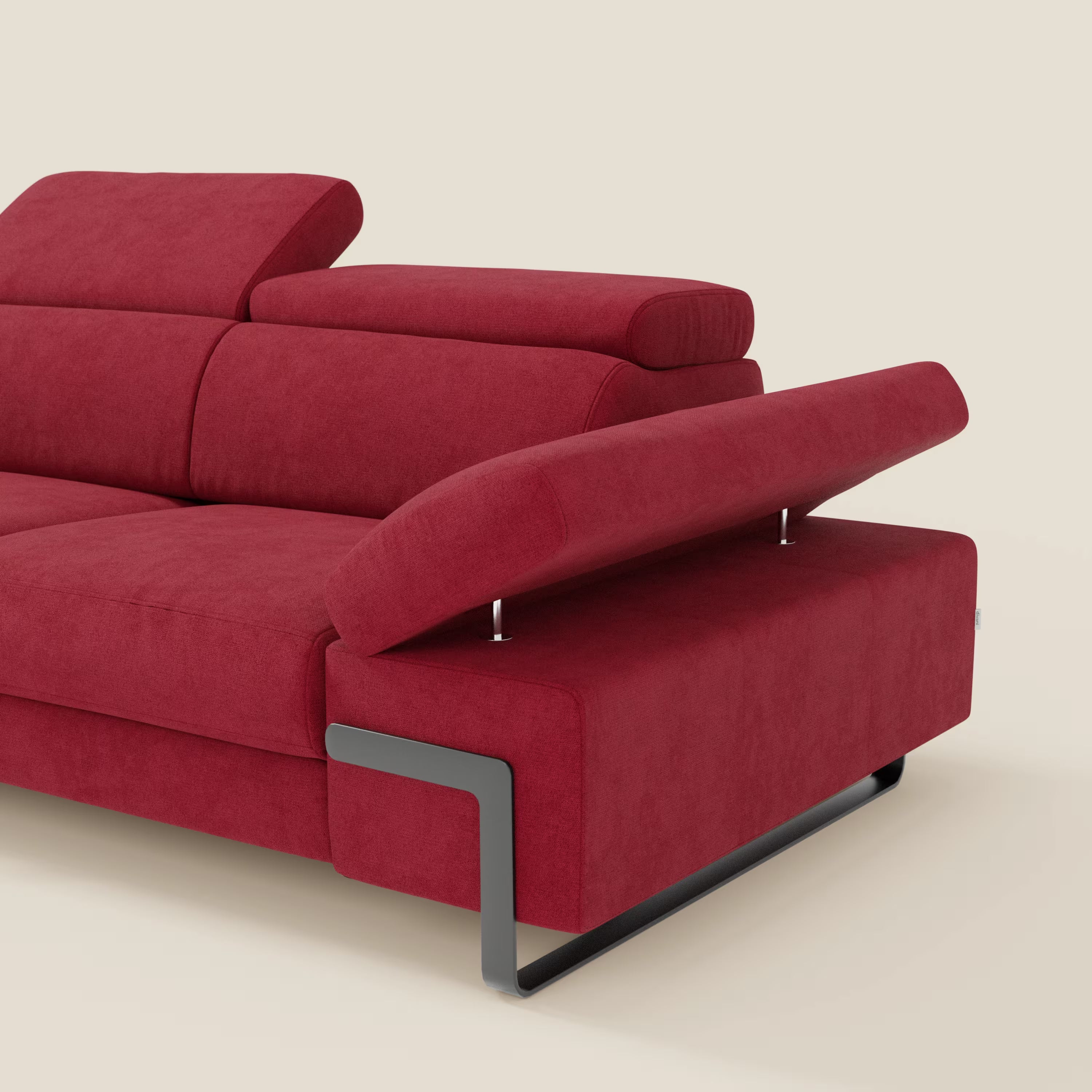 Il divano 3 posti Zayana di Divani.Store è caratterizzato da un elemento estraibile, braccioli e poggiatesta regolabili in tessuto impermeabile T02 rosso, con meccanismo reclinabile e gambe in metallo nero per un moderno tocco minimalista.