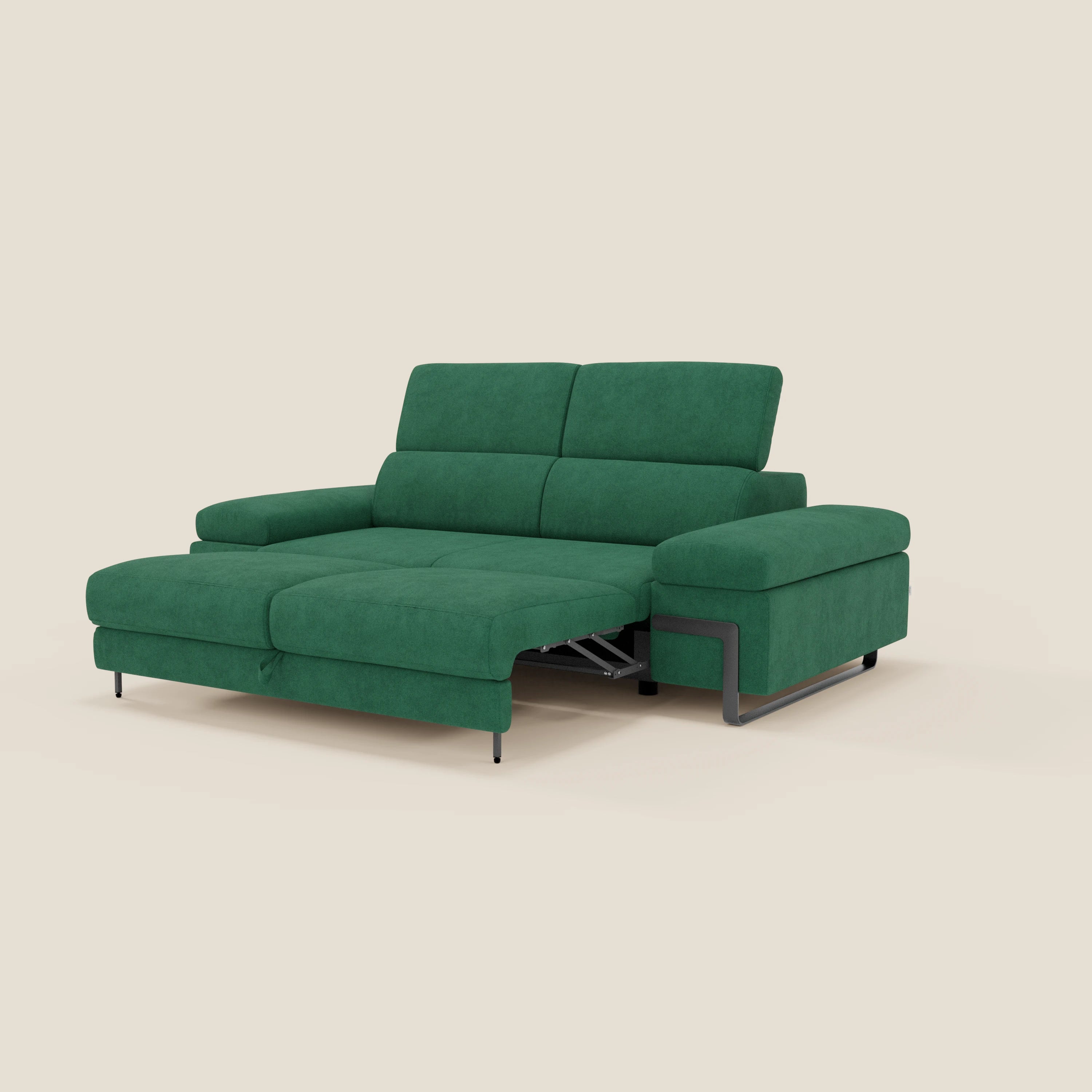 Il divano 3 posti Zayana di Divani.Store, in tessuto impermeabile T02 verde, è caratterizzato da braccioli e poggiatesta regolabili e da un elemento estraibile, esposto su uno sfondo beige con un poggiapiedi estratto per mostrare il suo design moderno.