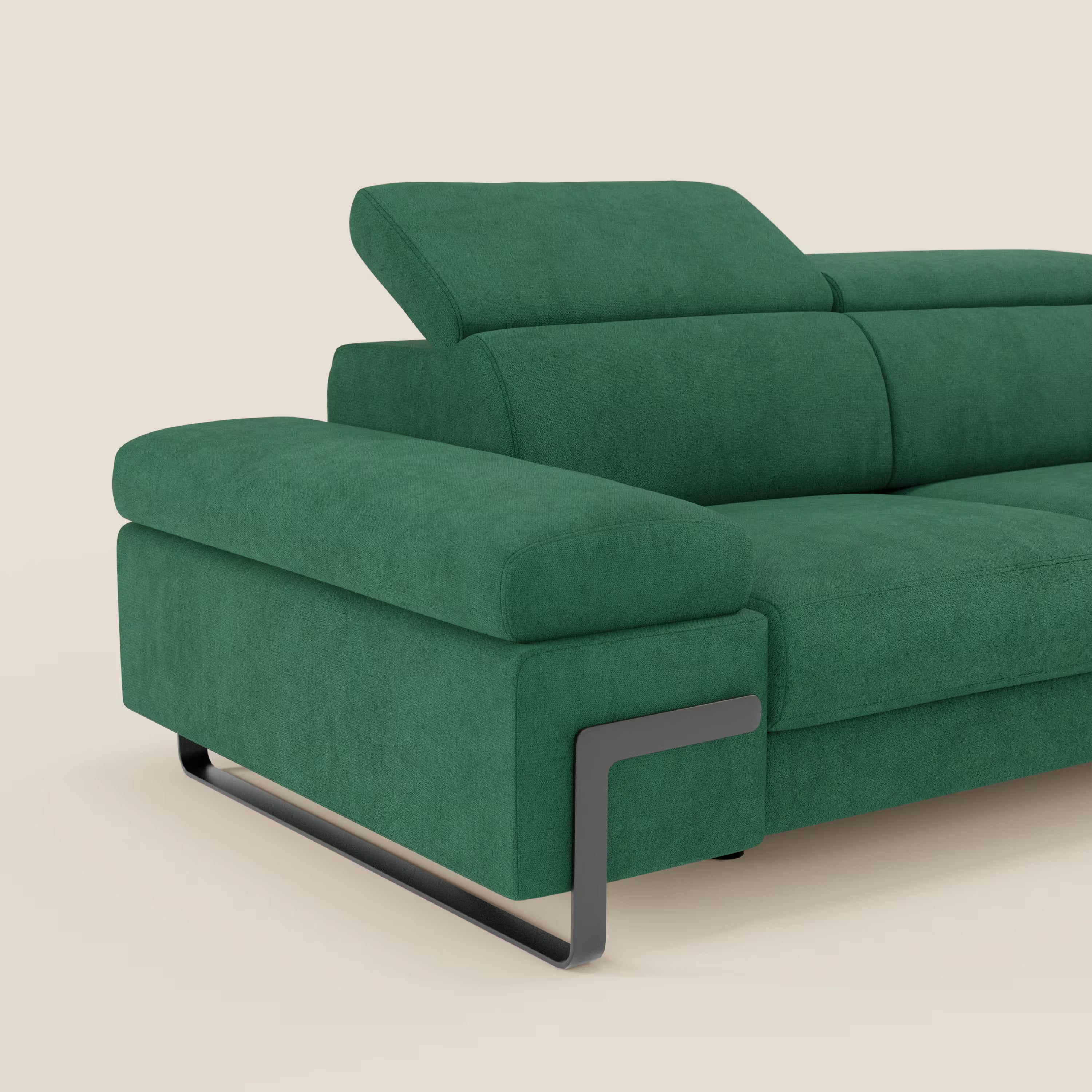 Il divano 3 posti Zayana di Divani.Store, in tessuto impermeabile verde T02 con braccioli e poggiatesta regolabili, è caratterizzato da un design morbido e strutturato e da gambe in metallo nero, su sfondo beige.