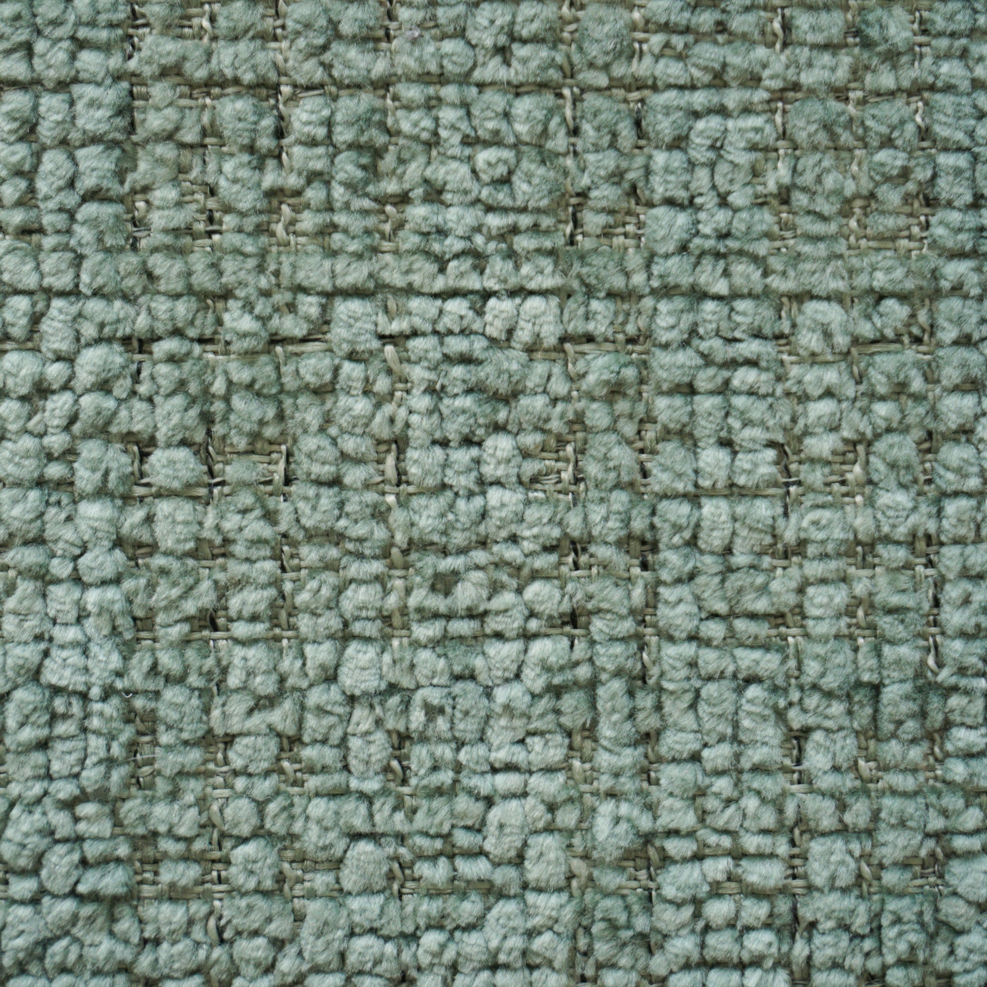 Primo piano del tessuto Personalizzazione in T28 di Divani.Store, caratterizzato da una superficie morbida e strutturata con un motivo a griglia intrecciata in verde chiaro. Le sezioni rettangolari rialzate e i fili a vista conferiscono un aspetto tattile e strutturato.