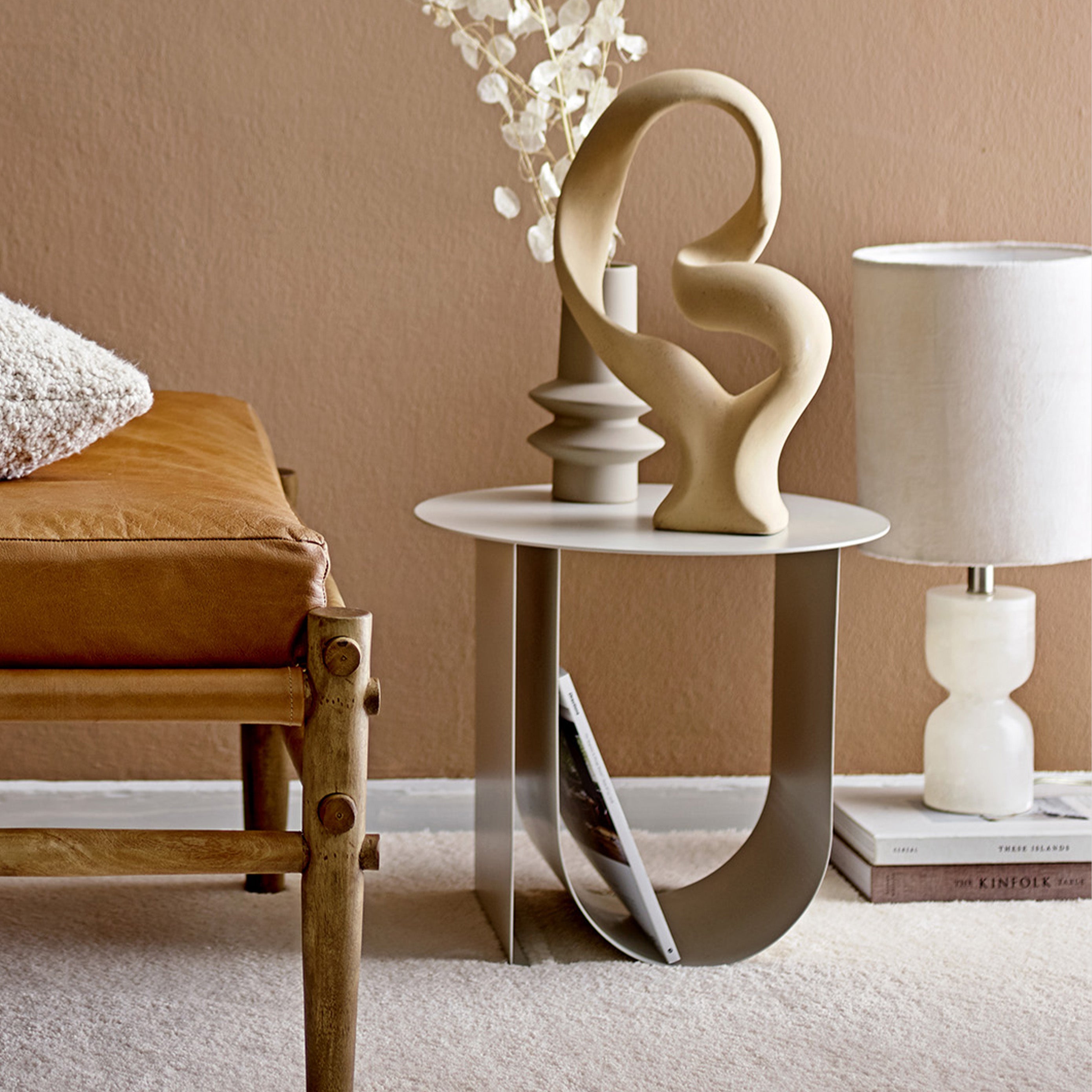 Cher tavolino scandinavo in metallo con spazio portariviste grigio chiaro - divani.store